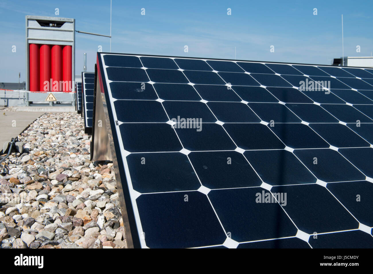 GERMANIA Amburgo, centro tecnologico HAW CC4E con bombola di gas rossa per unità di stoccaggio e fotovoltaico / DEUTSCHLAND, Amburgo, HAW Technologiezentrum CC4E, Dach mit PV Solaranlage und Wasserstoff Speicher Foto Stock