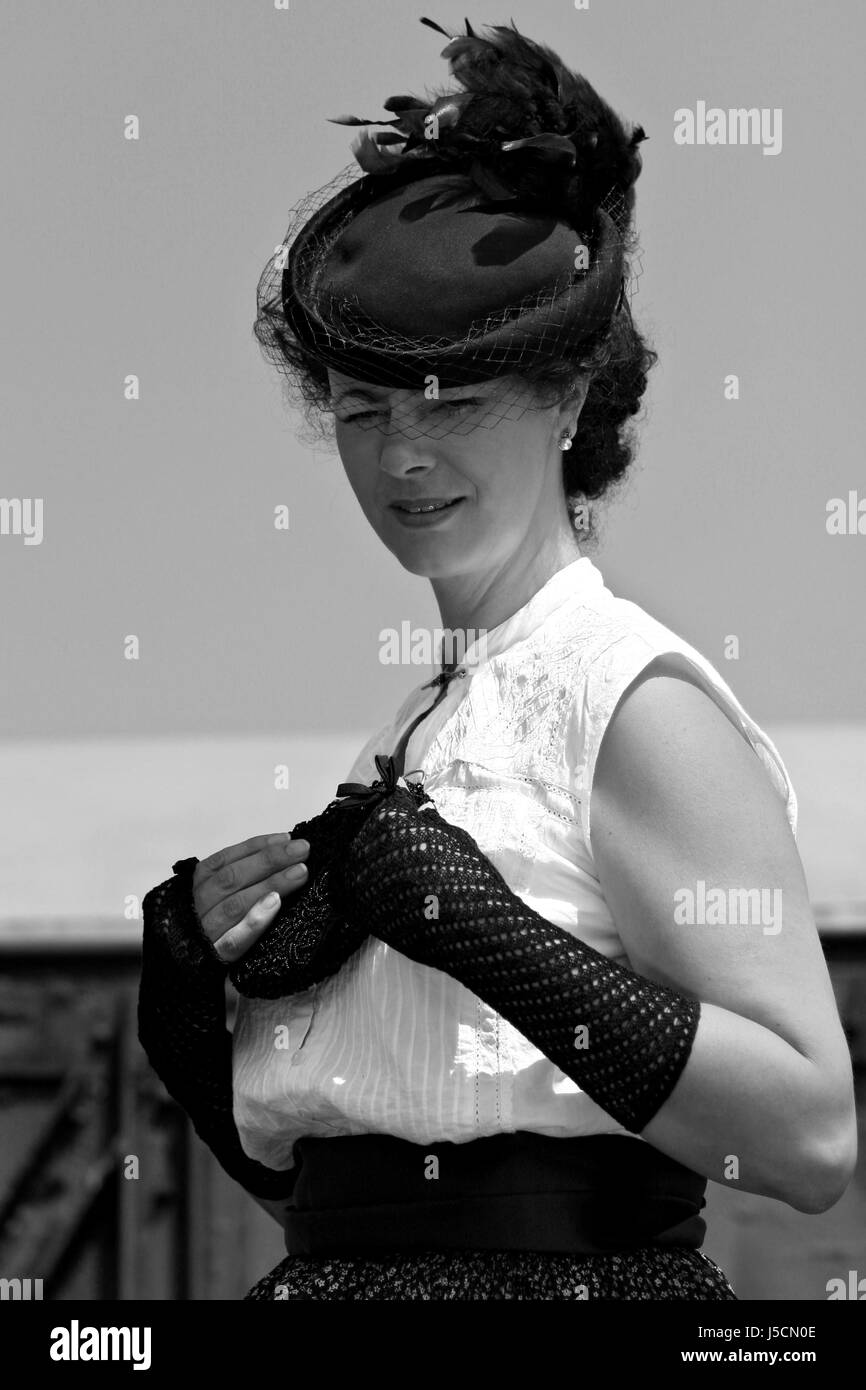 Moda donna lady hat nostalgia piume di vecchio stile antiquato usurati Foto Stock