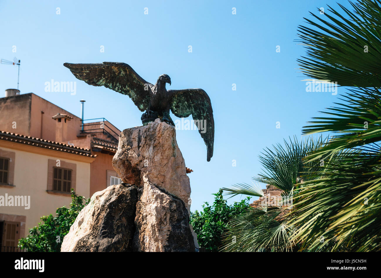 Statua di bronzo di un'aquila che era il simbolo delle legioni romane in Carles V area quadrata di Alcudia. Mallorca, Spagna Foto Stock