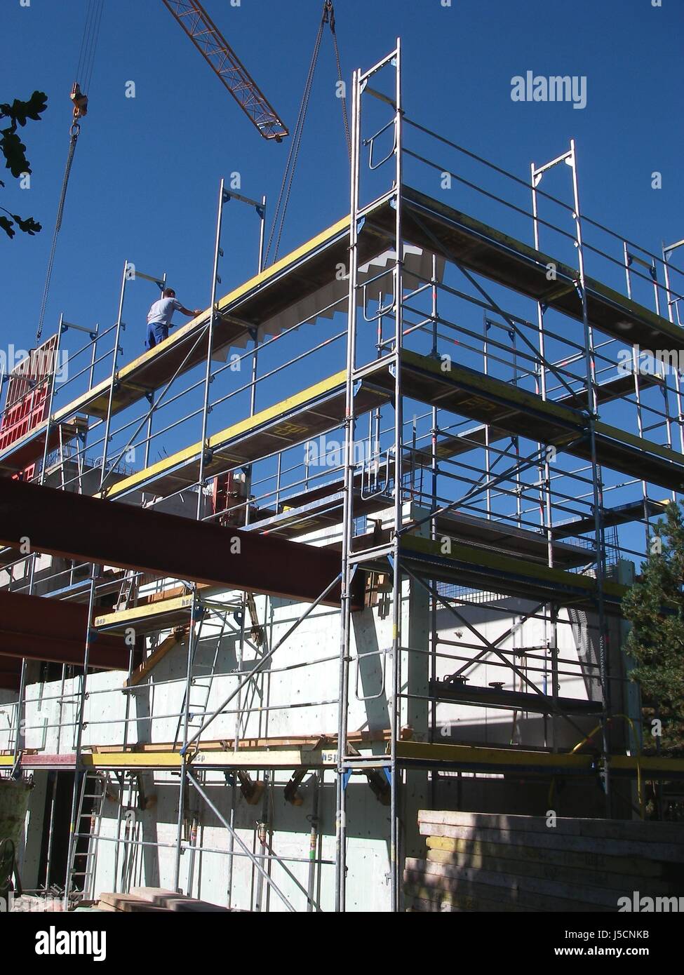 Costruire scale in acciaio calcestruzzo costruzione ponteggio impalcatura scalinata oltre Foto Stock