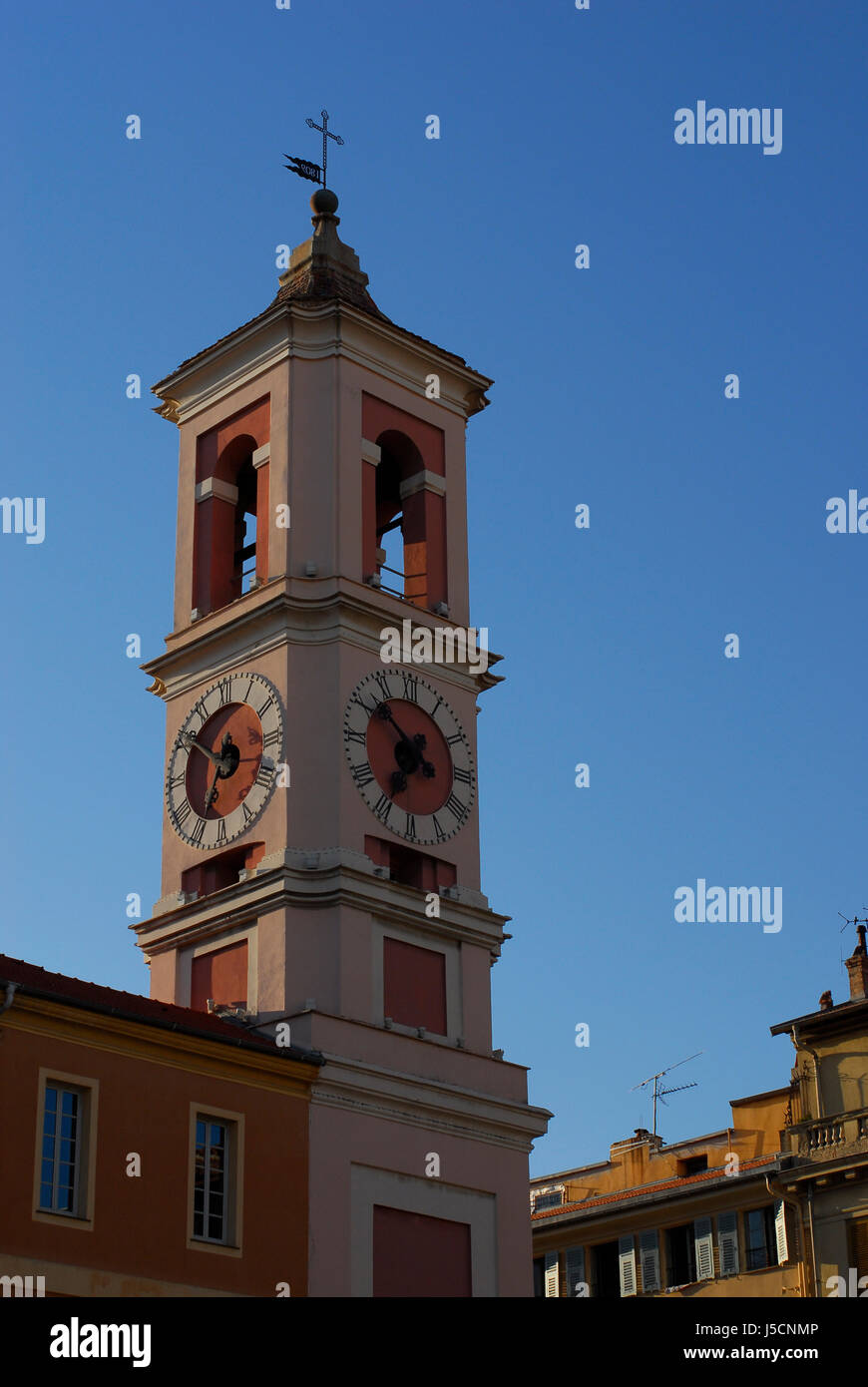Chiesa Storica turismo città vecchia Francia quadrato campanile nice Provence blu cielo Foto Stock