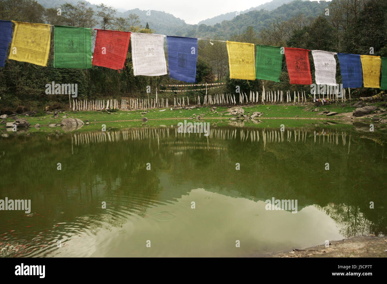 Lago sacro Karthok con bandiere di preghiera, Yuksom, Sikkim, India Foto Stock