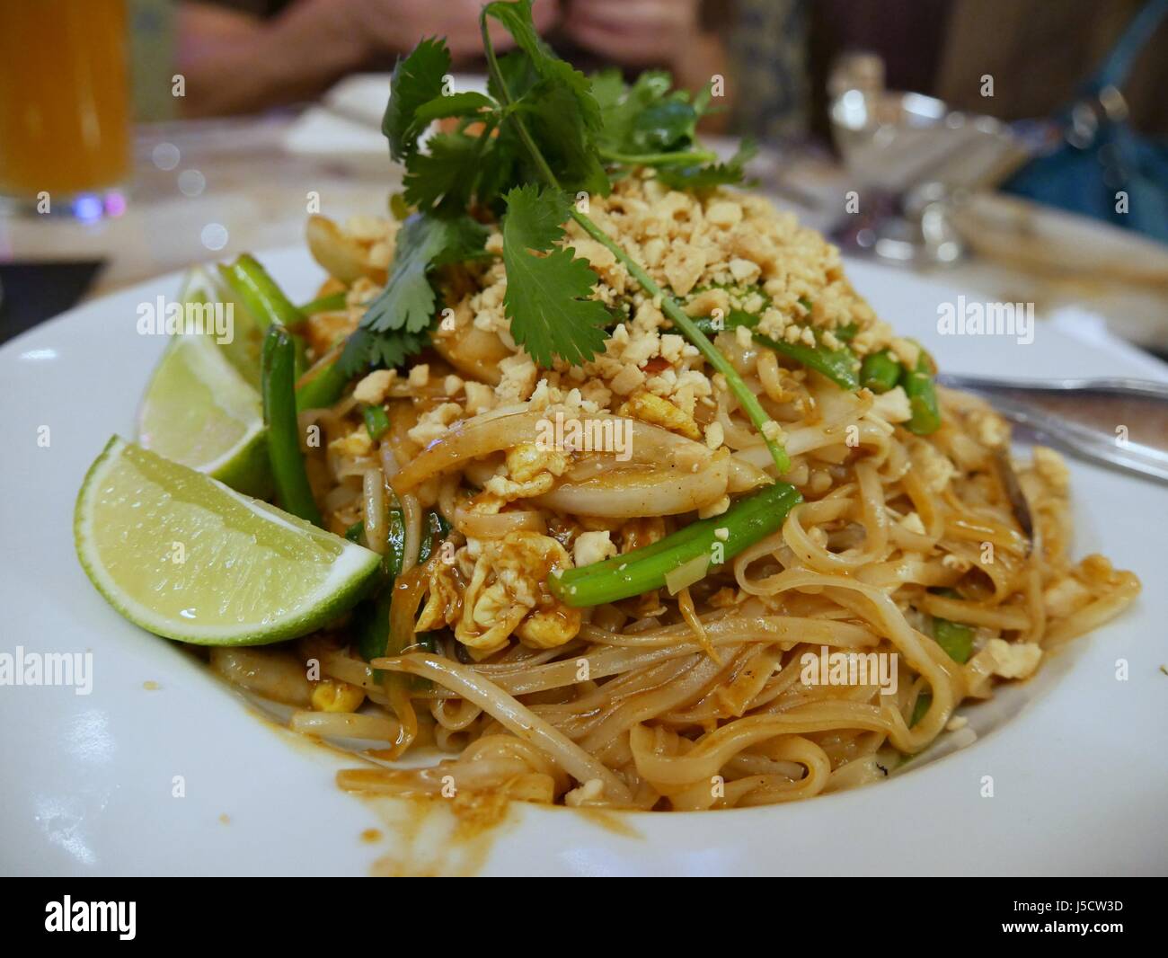 Pad Thai è uno stir-fried rice noodle piatto che è un preferito in Thailandia e altri paesi del Sud-Est asiatico. Foto Stock