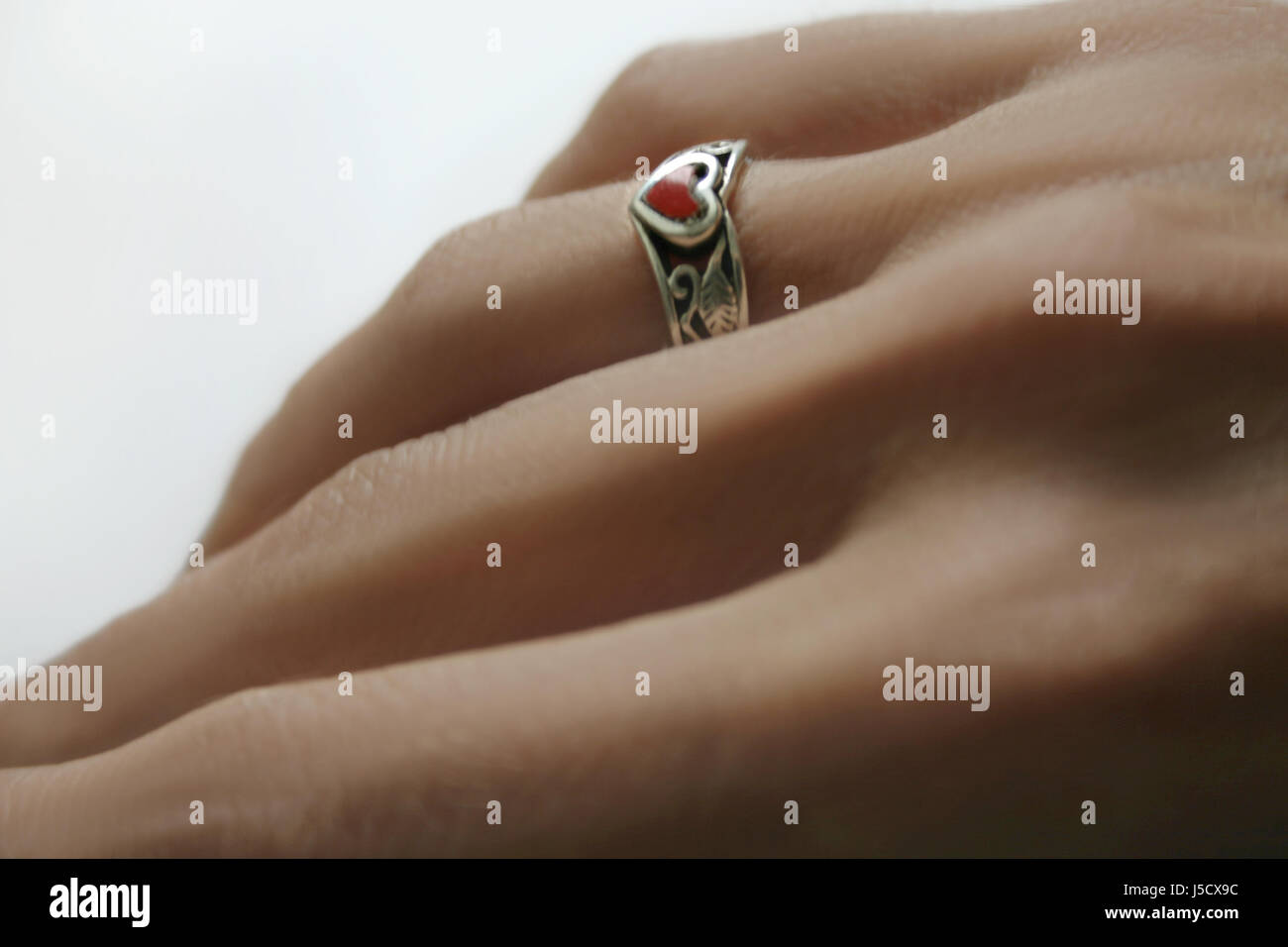Anello di mano beauteously bella bella la pelle delle dita Gioielli Gioielleria argento regalo Foto Stock