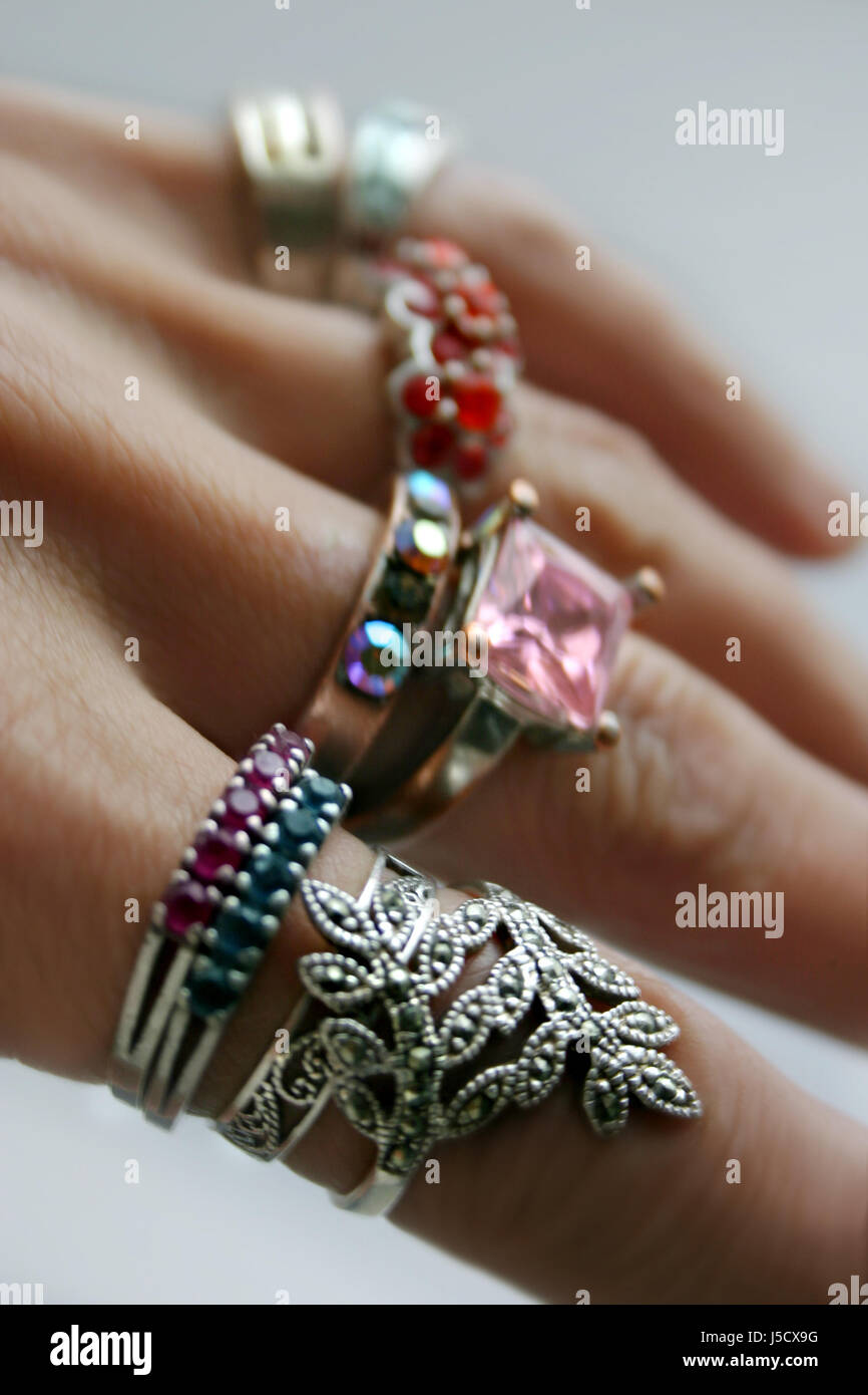 Anello di mano beauteously bella bella la pelle delle dita Gioielli Gioielleria argento regalo Foto Stock