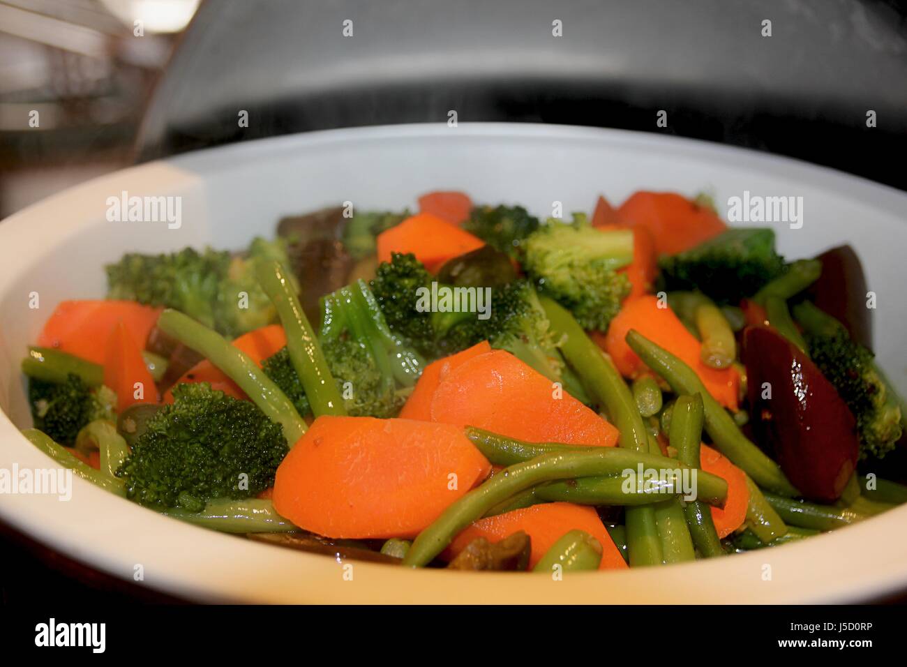 Una ciotola di stir-fried ortaggi freschi, un'opzione migliore per una salute migliore. Foto Stock Una ciotola di stir-fried ortaggi freschi, un'opzione migliore per una salute migliore. Foto Stock