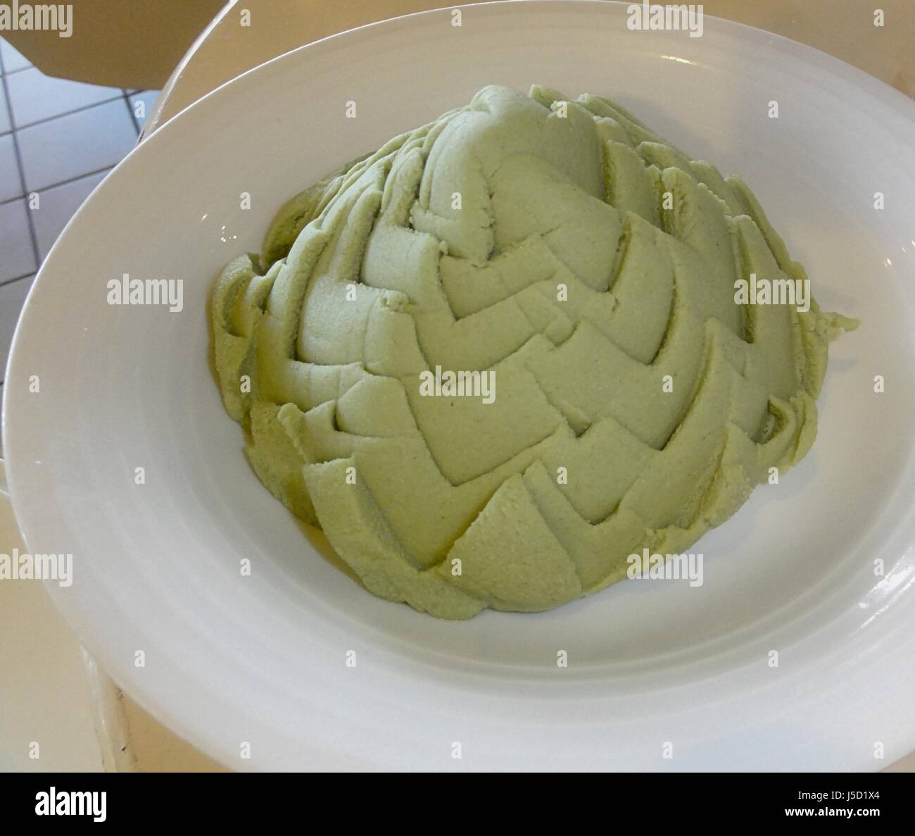 Wasabi incolla artisticamente disegnato in una ciotola Wasabi pasta è pronta una miscela di verdure che producono una pungente gusto affilato per aggiungere sapore al sushi Foto Stock