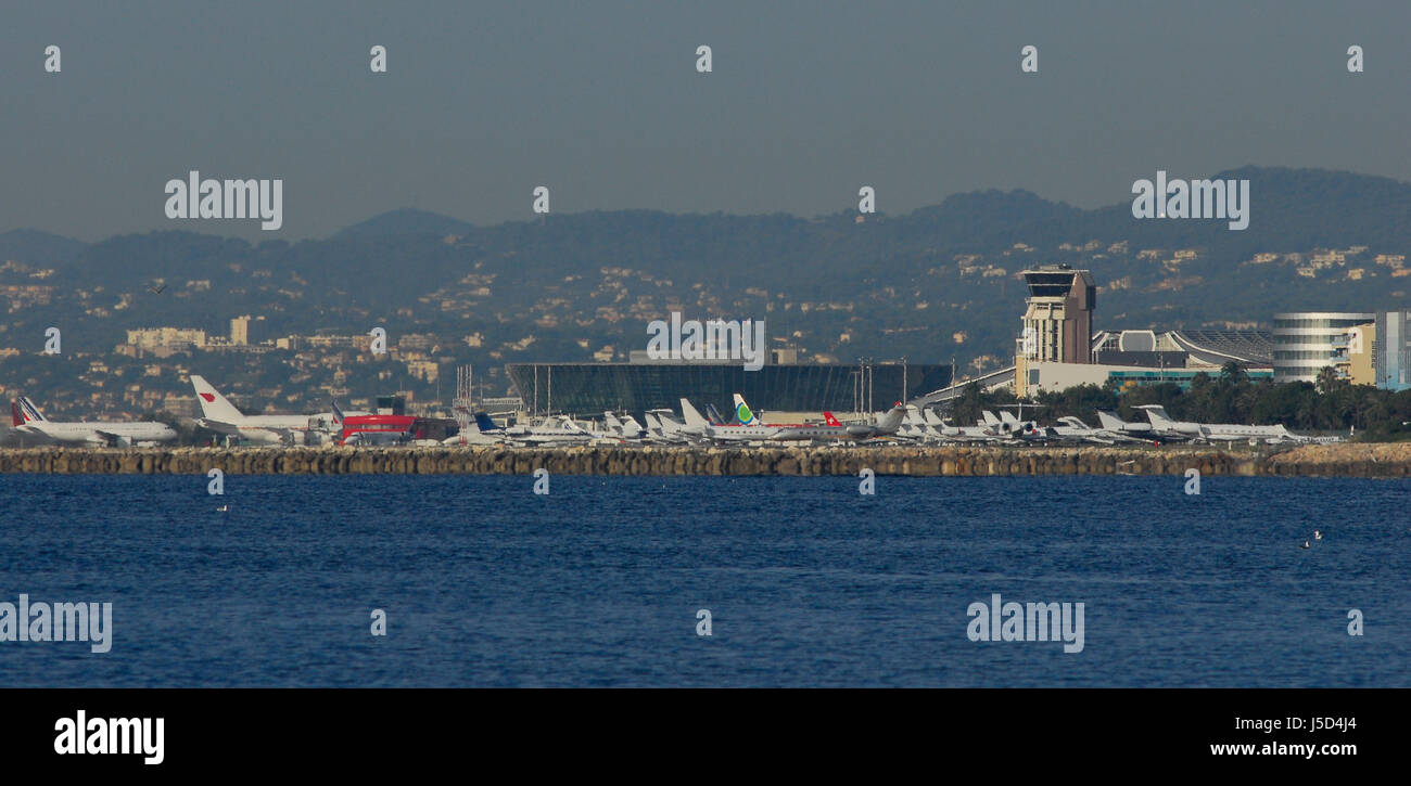 Viaggio Volo turismo francia Aeroporto Nizza blu cielo acqua salata oceano mare acqua Foto Stock