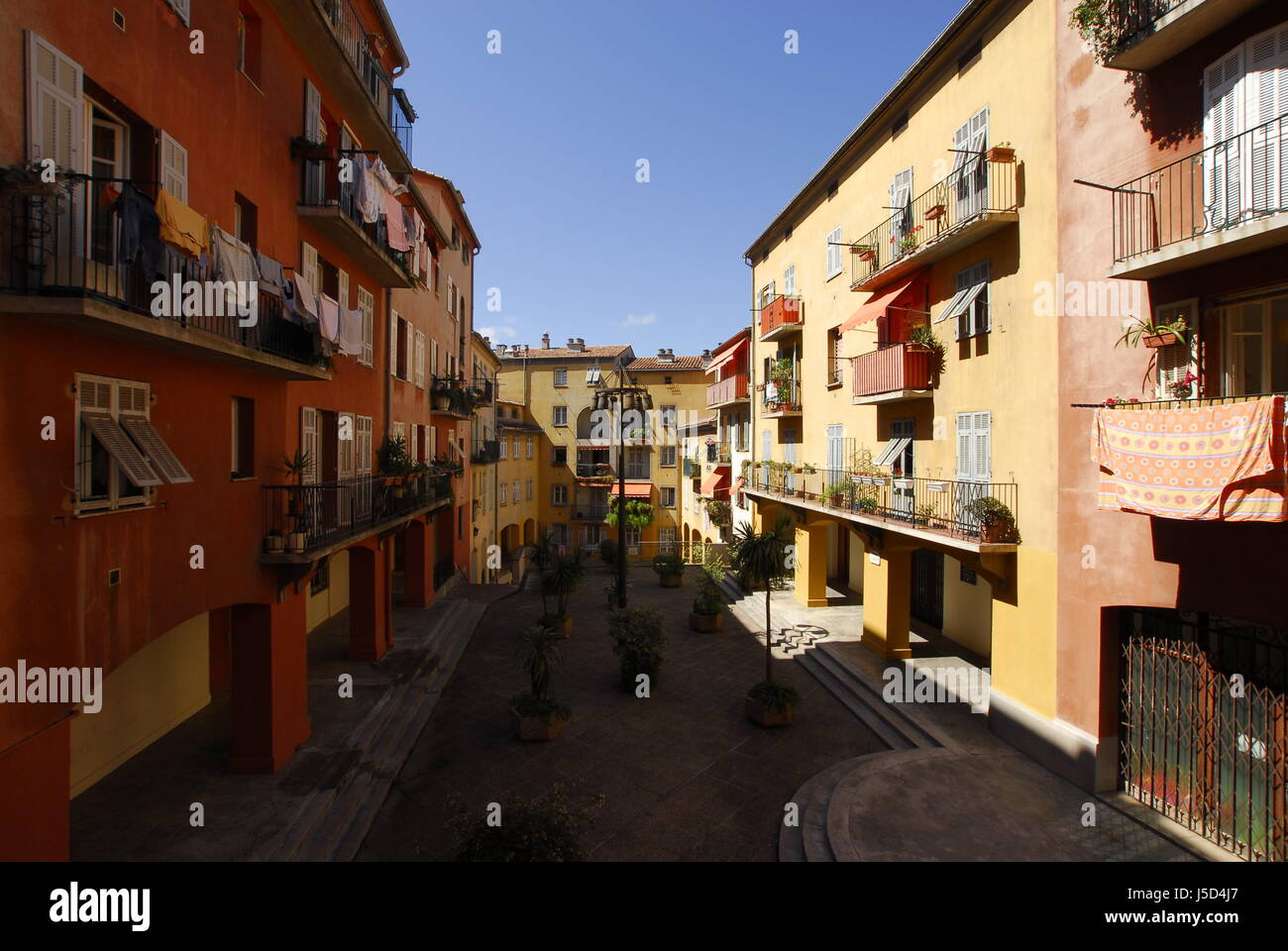Città vecchia balcone Francia immobiliare Appartamenti Nizza appartamenti Provence blu cielo Foto Stock