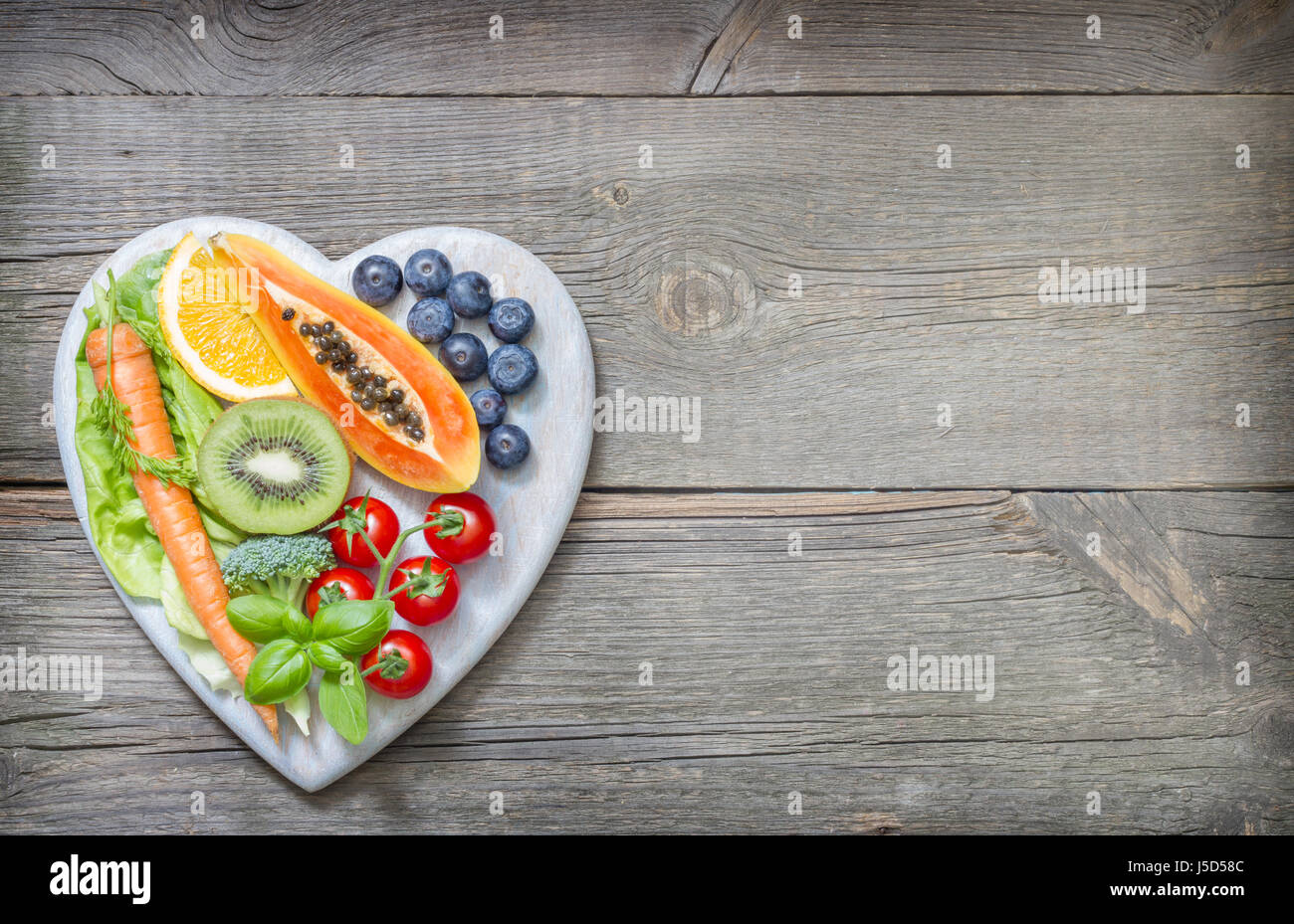 Uno stile di vita sano con la frutta e la verdura fresca sul concetto di cuore Foto Stock