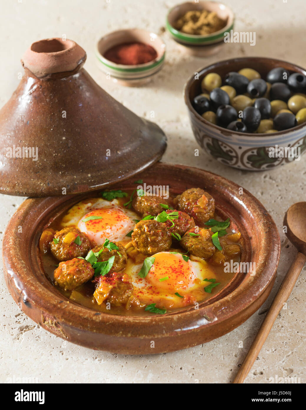 Tagine Kefta. Polpette speziate con uova. Il Marocco cibo Foto Stock