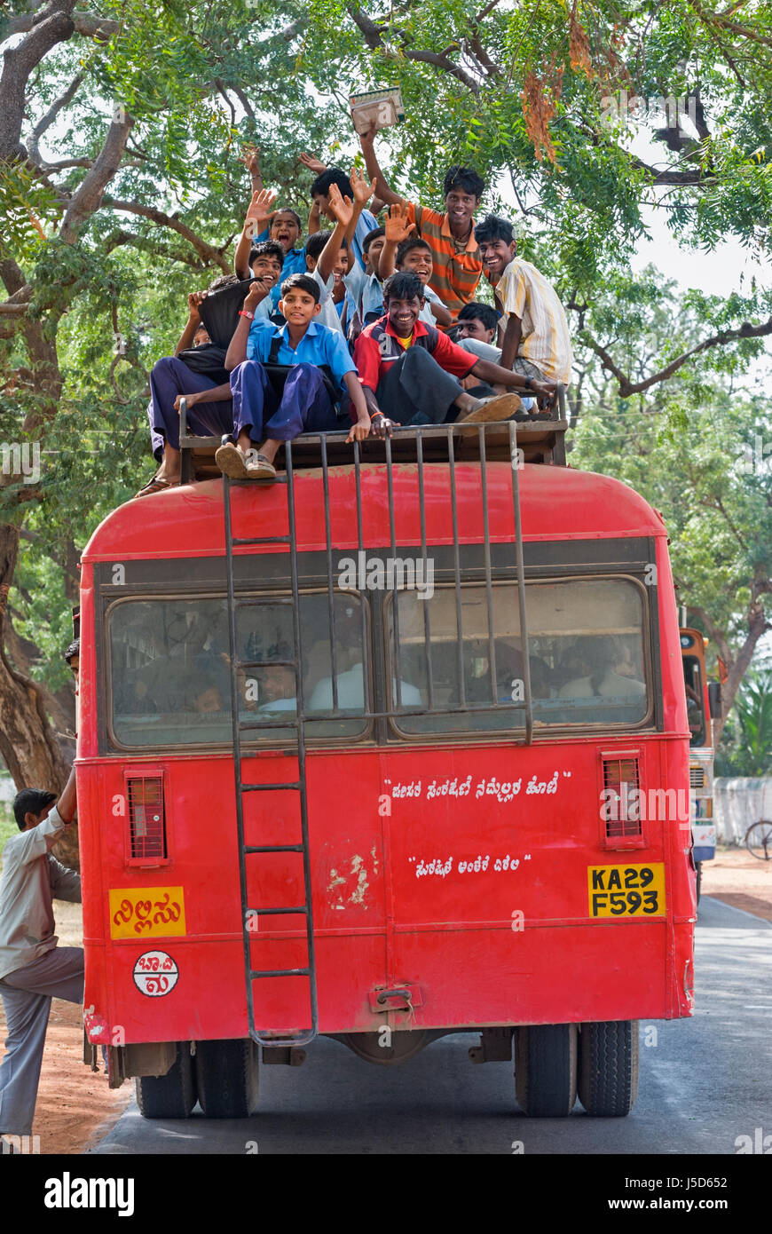 Bus locale vicino Badami Karnataka India del Sud Foto Stock