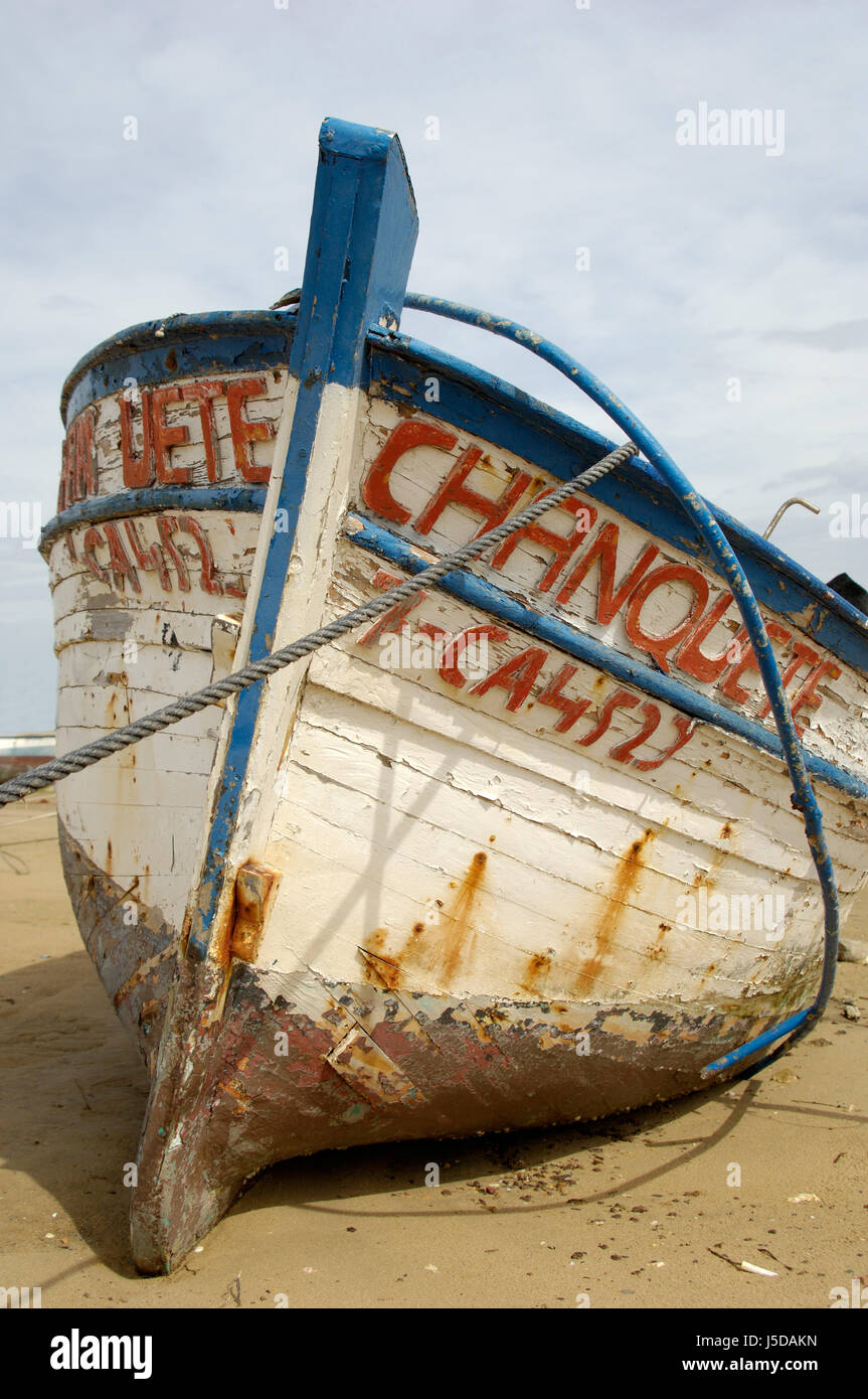 Barca da pesca sulla spiaggia Foto Stock