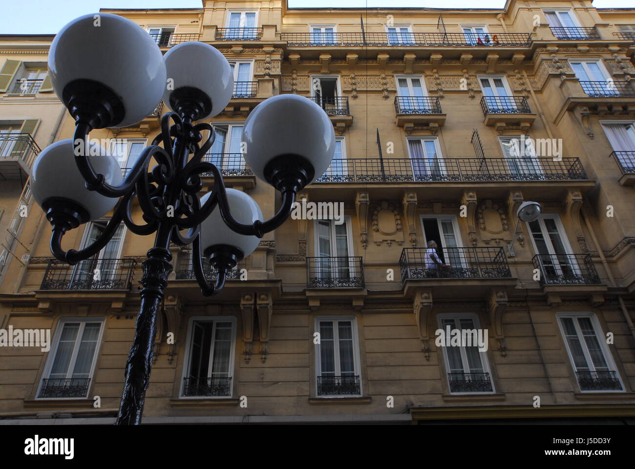 Città vecchia balcone Francia lanterna immobiliare Appartamenti Nizza appartamenti Provenza sky Foto Stock