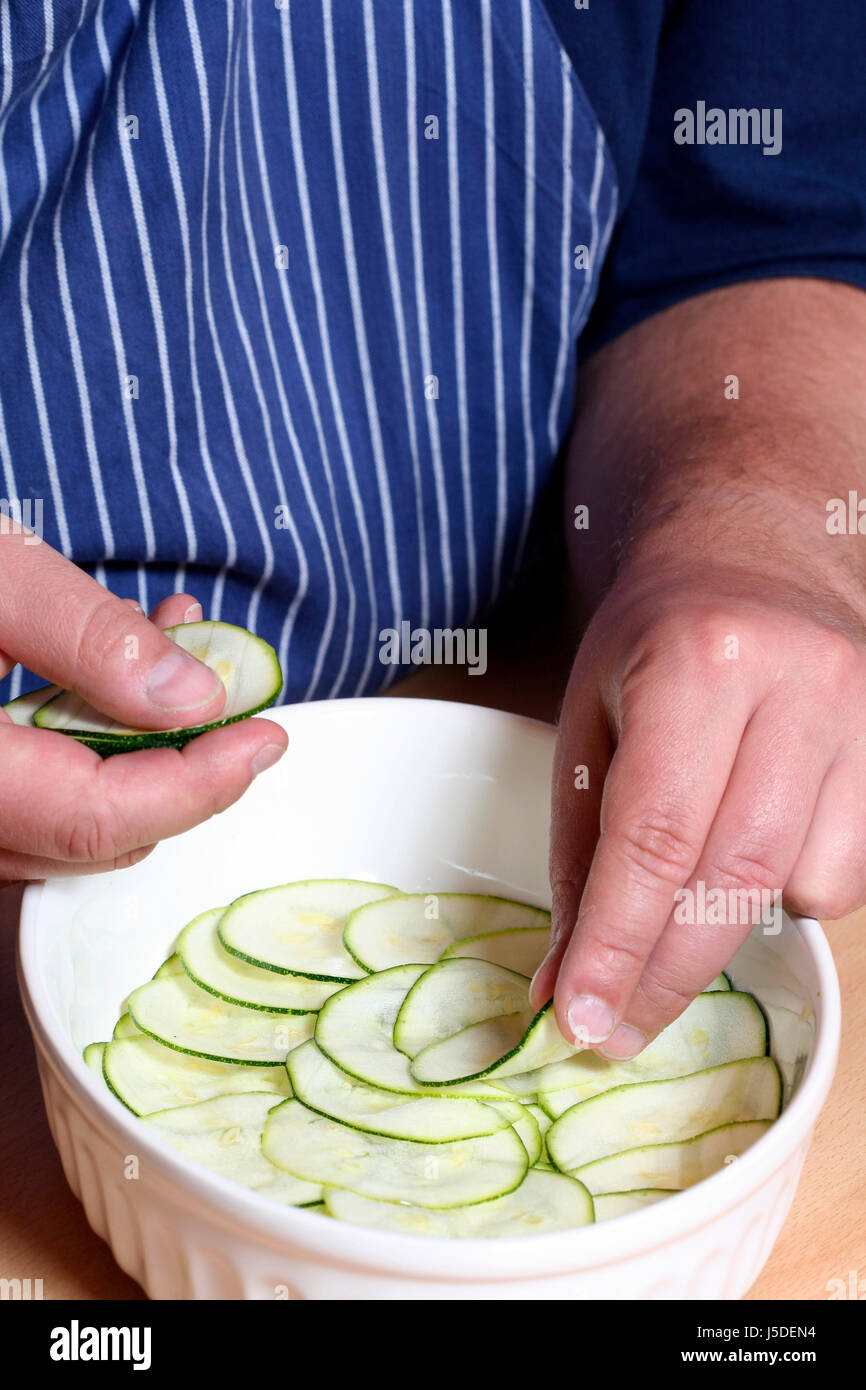 Cibo blu aliment mani mano dito verde pelle bianco caucasico europea Foto Stock