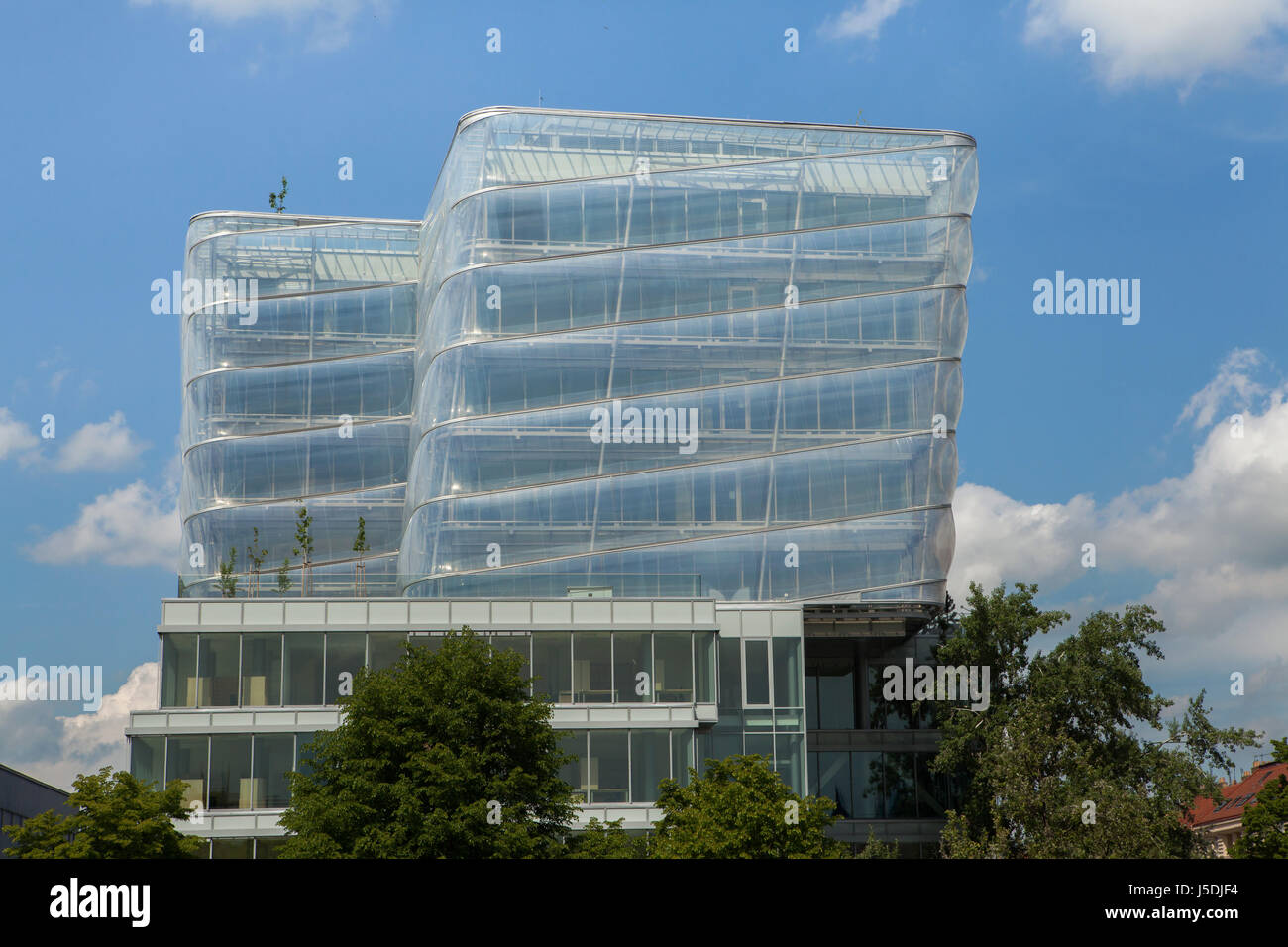 Controverso nuovo edificio della CECA ISTITUTO DI INFORMATICA, la Robotica e la cibernetica della Czech Technical University (České vysoké učení technické) soprannominato il preservativo Dejvice progettato dall architetto ceco Petr Franta e inaugurato nel 2017 nel quartiere di Dejvice a Praga, Repubblica Ceca. Foto Stock