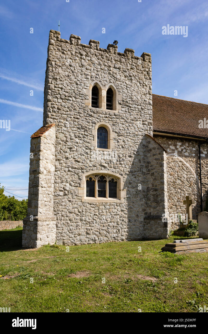 St James Church, un grazioso villaggio chiesa sull'Isola di grano nel villaggio di grano, inizio estate sunshine, Kent, Regno Unito Foto Stock