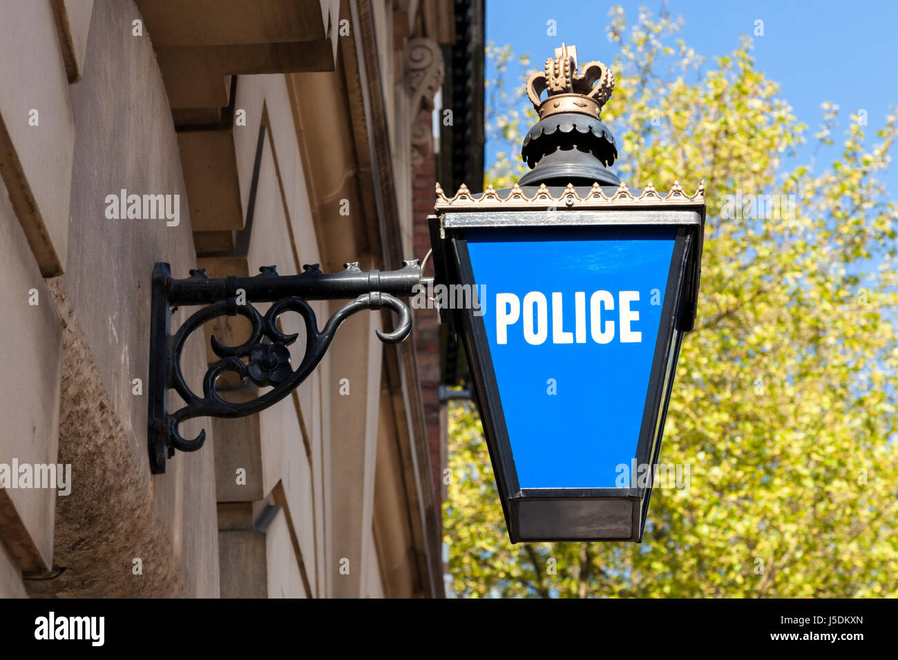 Tradizionale blu lampada di polizia al di fuori di una vecchia stazione di polizia, Nottingham, Inghilterra, Regno Unito Foto Stock