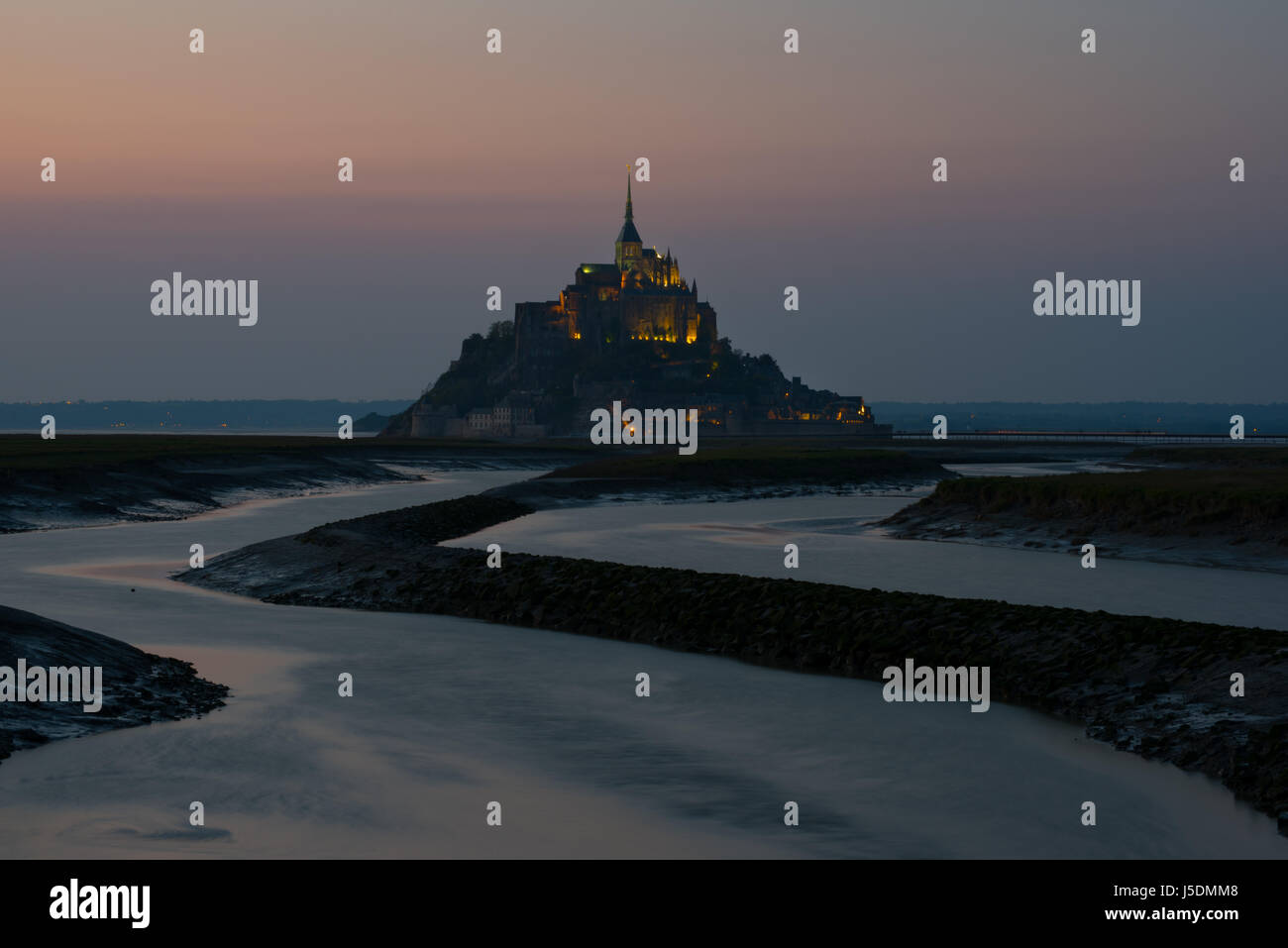 Mont Saint Michel tramonto dopo il tramonto sul fiume Couesnon paesaggio panoramico seascape abbazia cupo atmosferica serpeggiante fiume Mont St Michel bay Foto Stock