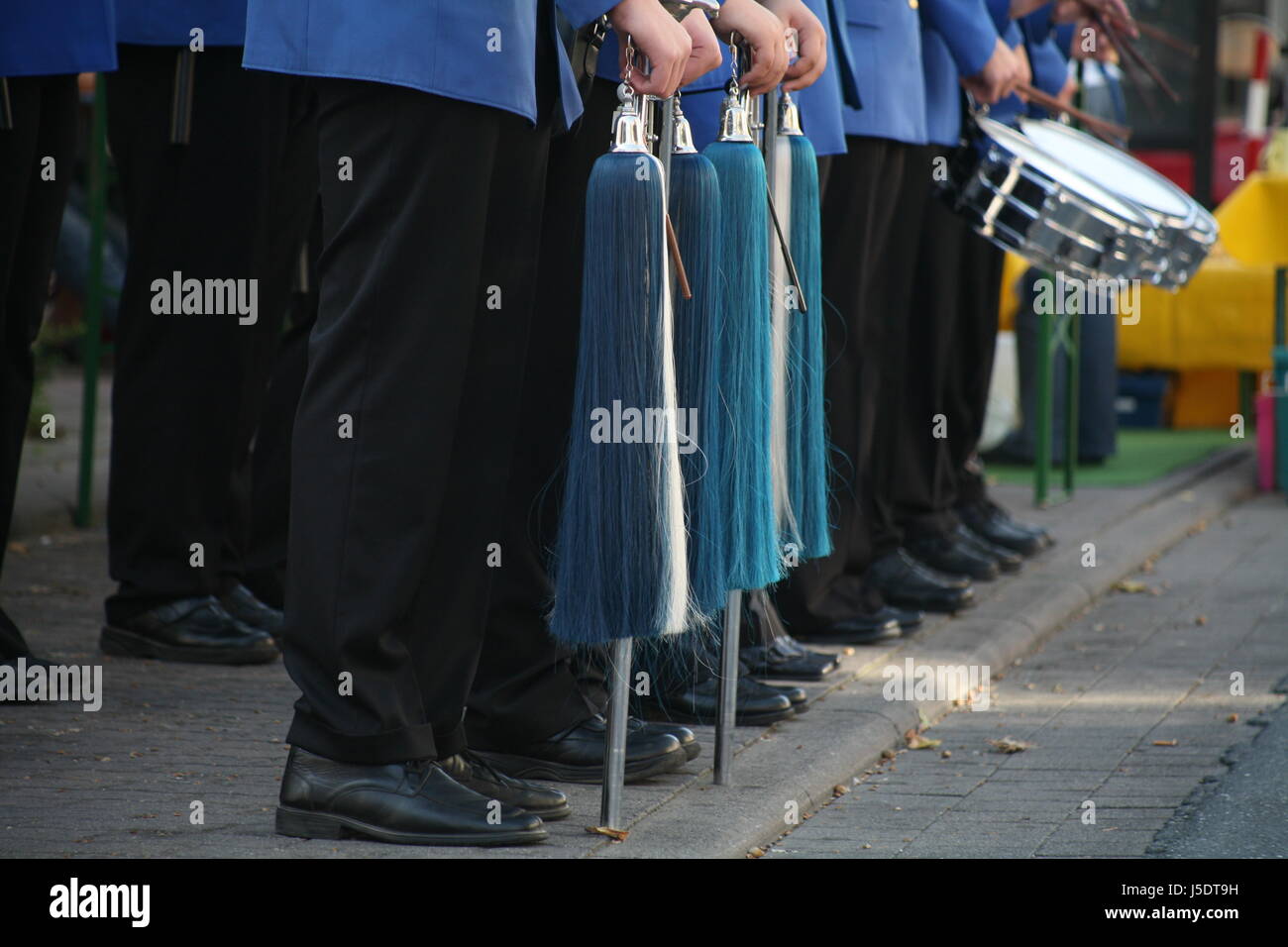 Blue cappella musicale uniforme musicista forte tamburi orchestra militare banda marche Foto Stock