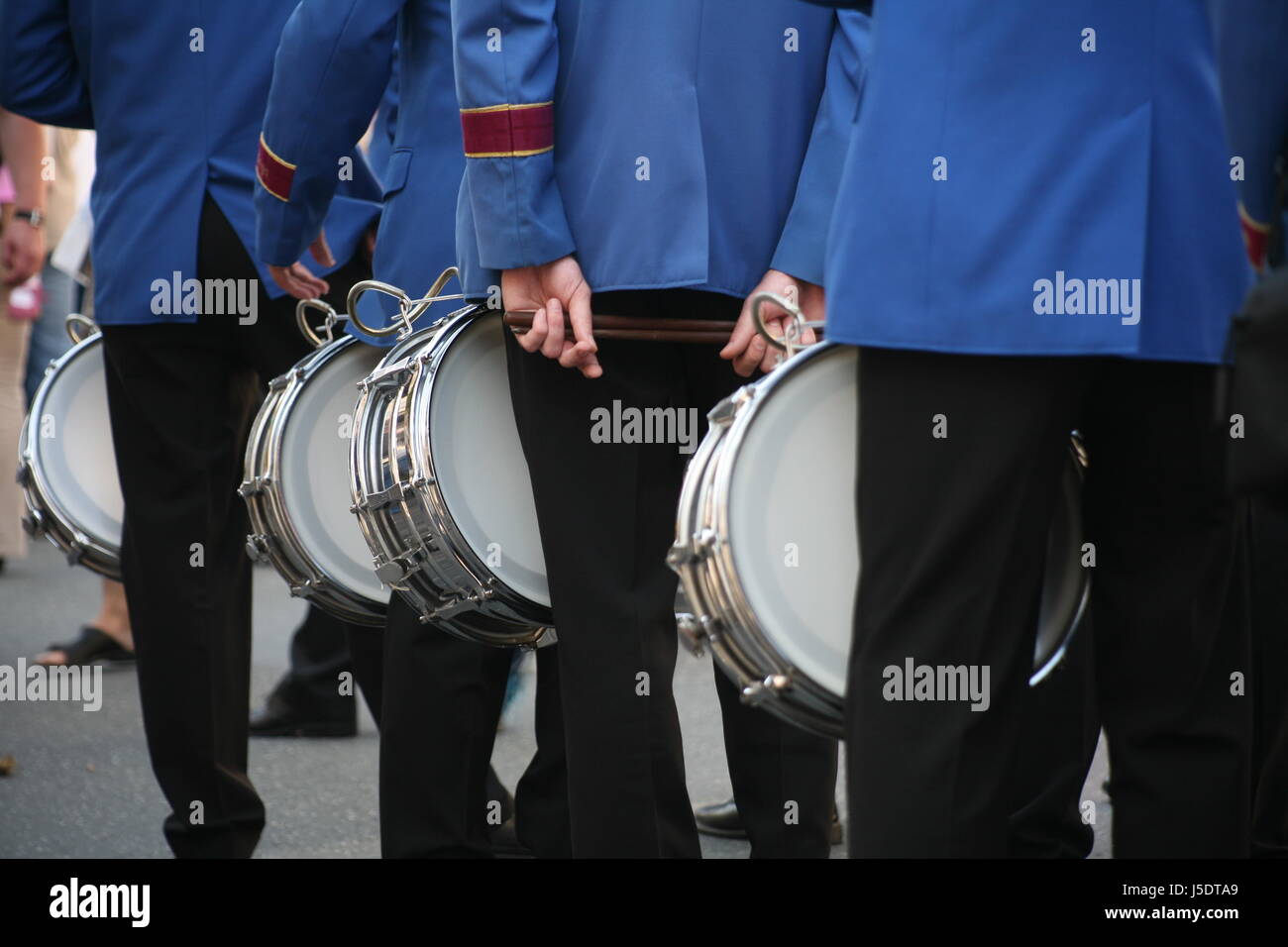 Blue cappella musicale uniforme musicista forte orchestra di strumenti a percussione Foto Stock