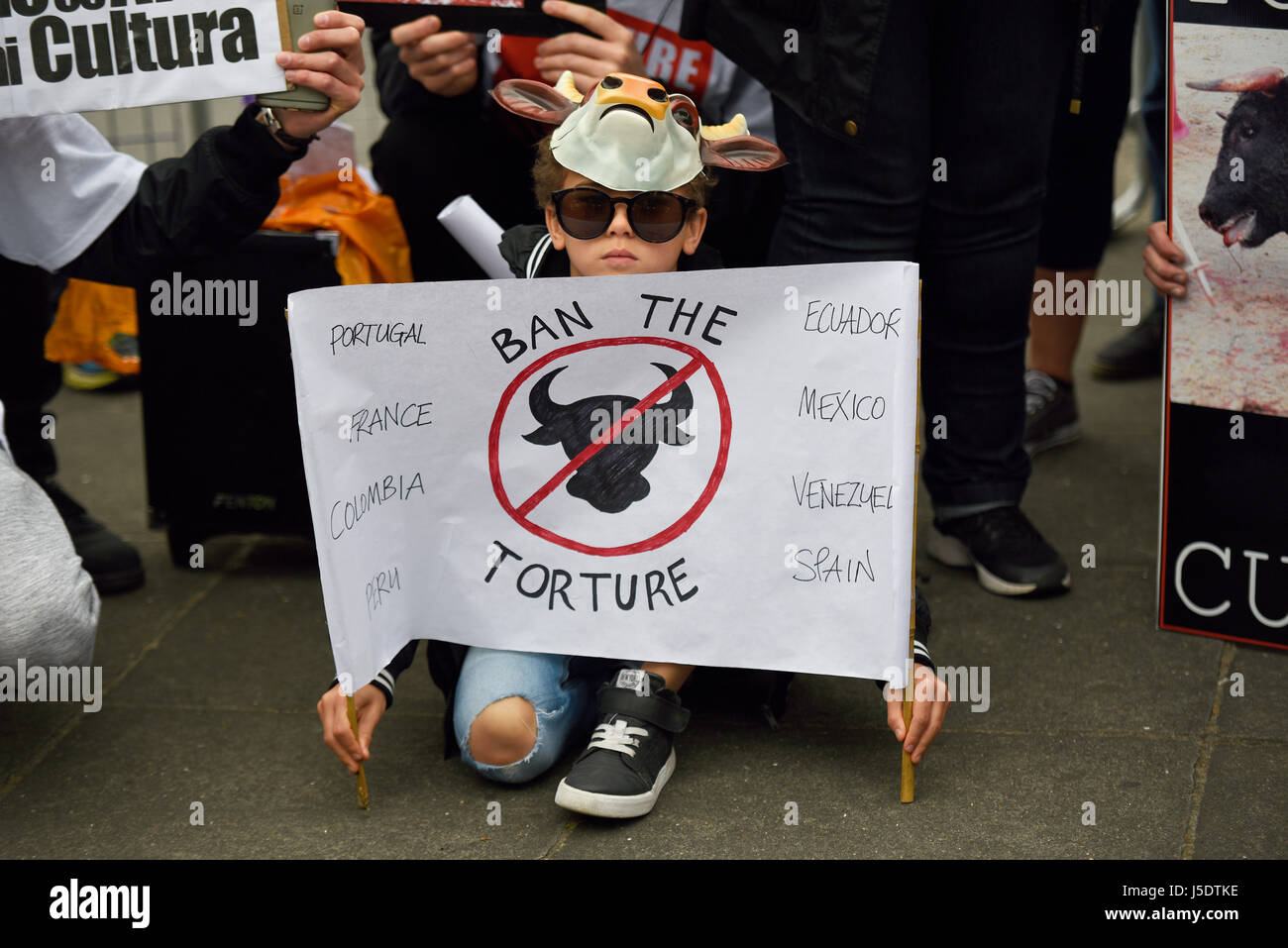 Ragazzo che protestavano contro la corrida durante una dimostrazione di marzo che termina al di fuori dell'ambasciata spagnola a Londra. Foto Stock