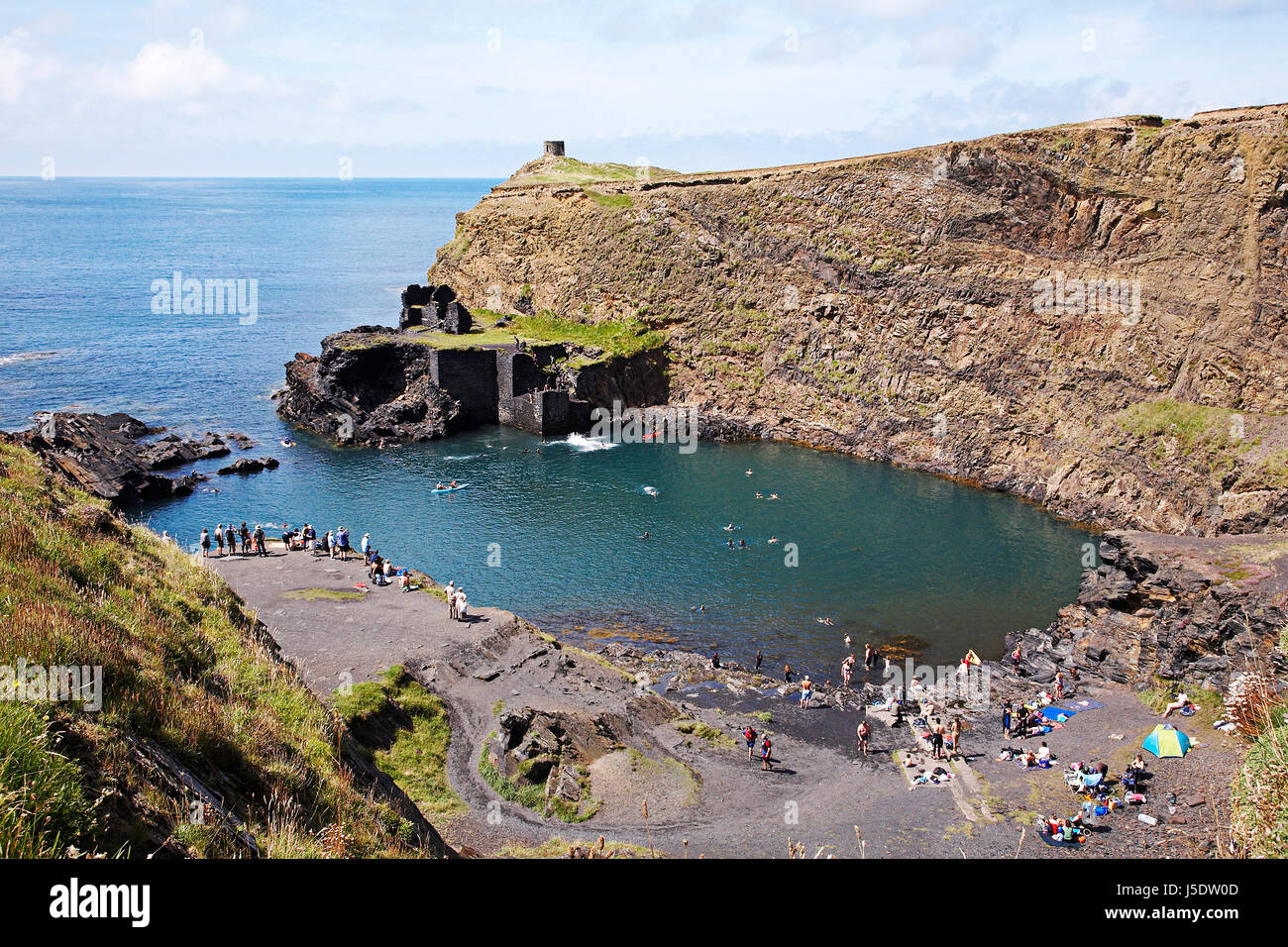 La blue lagoon a Abereiddi, 5 miglia da St Davids del Pembrokeshire sentiero costiero, West Wales, Regno Unito, popolare per coasteering ,il nuoto e le immersioni . Foto Stock