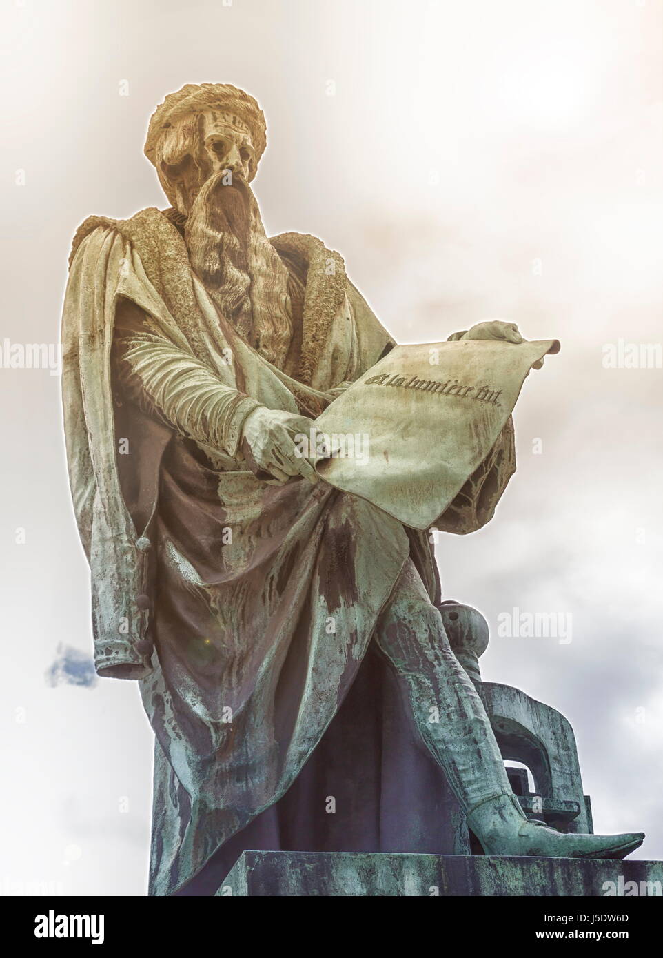 Johannes Gutenberg statua che tiene una pergamena , a Strasburgo, Francia Foto Stock