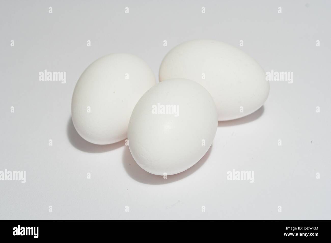 uovo di pasqua rosa - 8 Pasqua Primavera tre tuorlo d'uovo ciotola di gusci di uova pulcino uova di slittamento di ruota libera pale Foto stock - Alamy