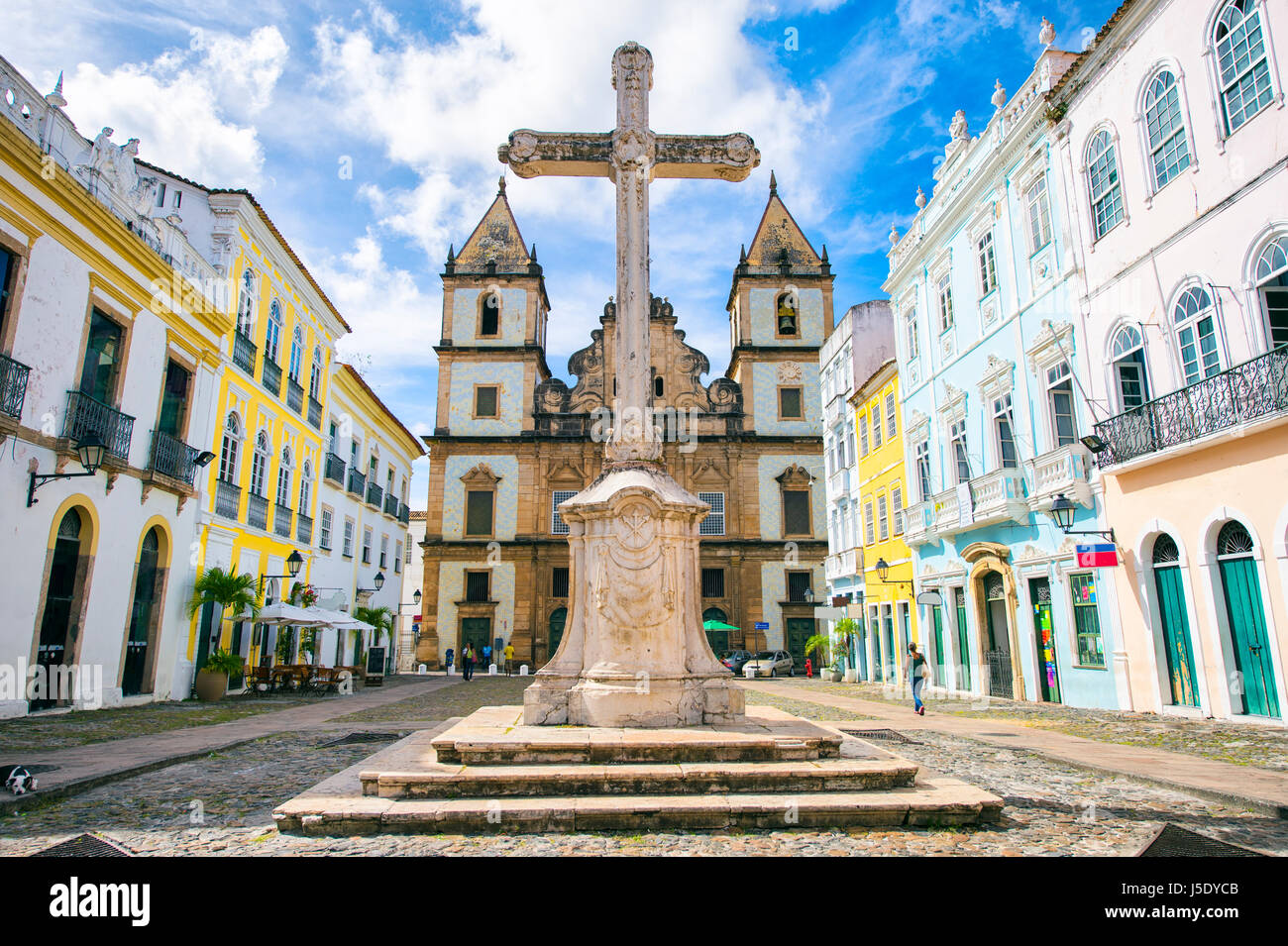 Vista brillante di Pelourinho a Salvador, Brasile, dominato dalla grande Cruzeiro coloniale de Sao Francisco Christian croce di pietra in Praça Anchieta Foto Stock