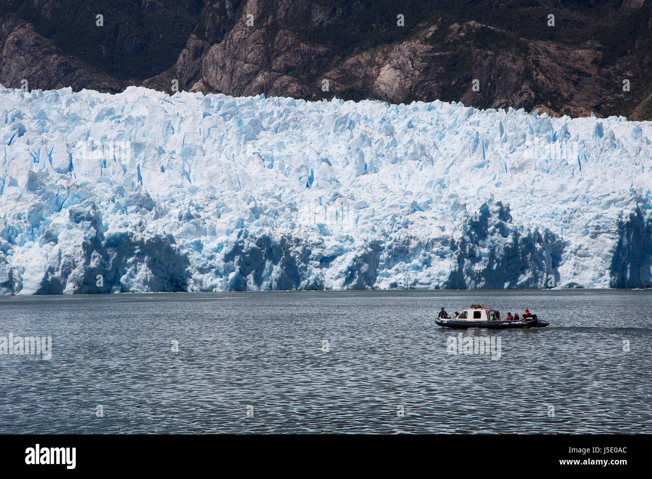 Una barca vicino la glaciale Foto Stock