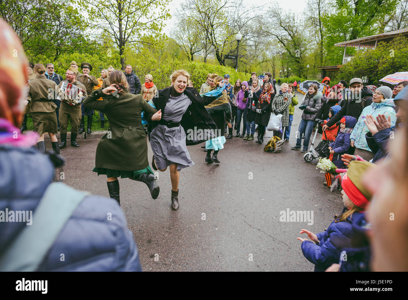 Mosca, Russia - 9 Maggio 2017: persone che cantano canzoni e balli in Gorky Parco Centrale di Cultura e tempo libero sulla vittoria giorno Foto Stock