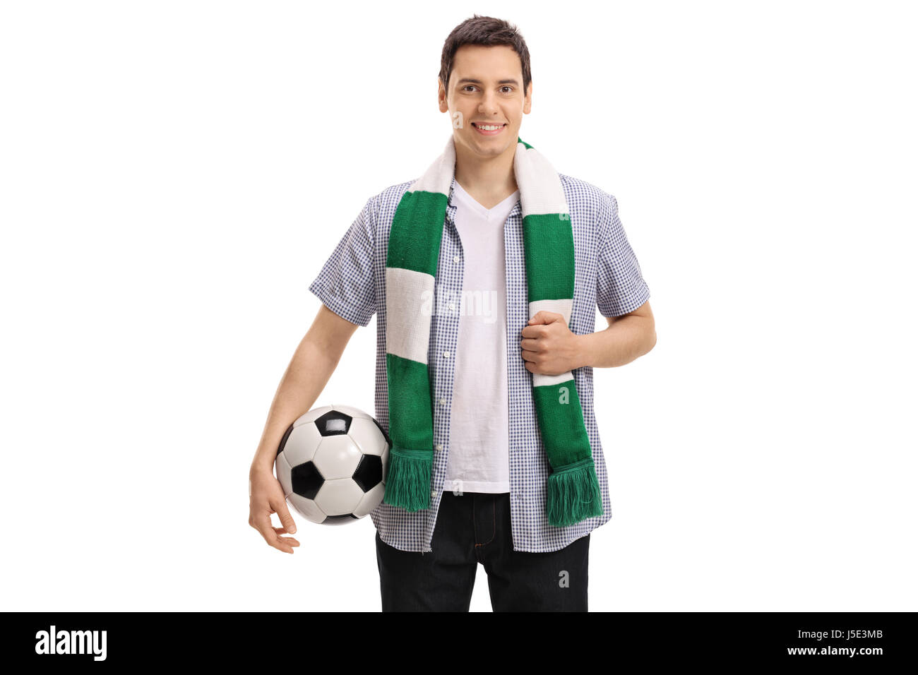 Giovane tifoso di calcio con una sciarpa e un isolato di calcio su sfondo bianco Foto Stock
