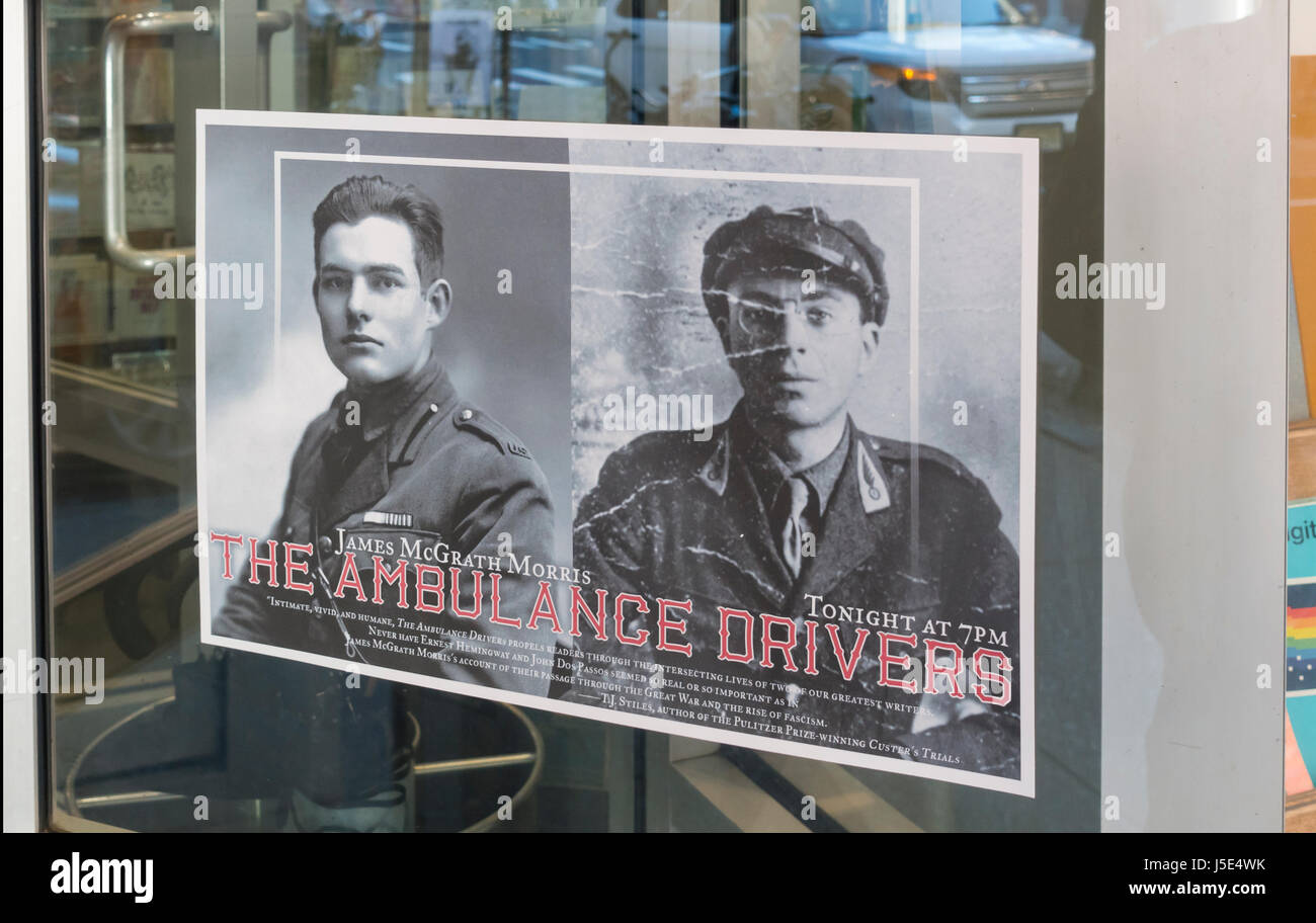 Poster in una finestra di una libreria per una lettura dall'ambulanza Driver, un libro circa l amicizia e la caduta di Hemingway e Dos Passos Foto Stock