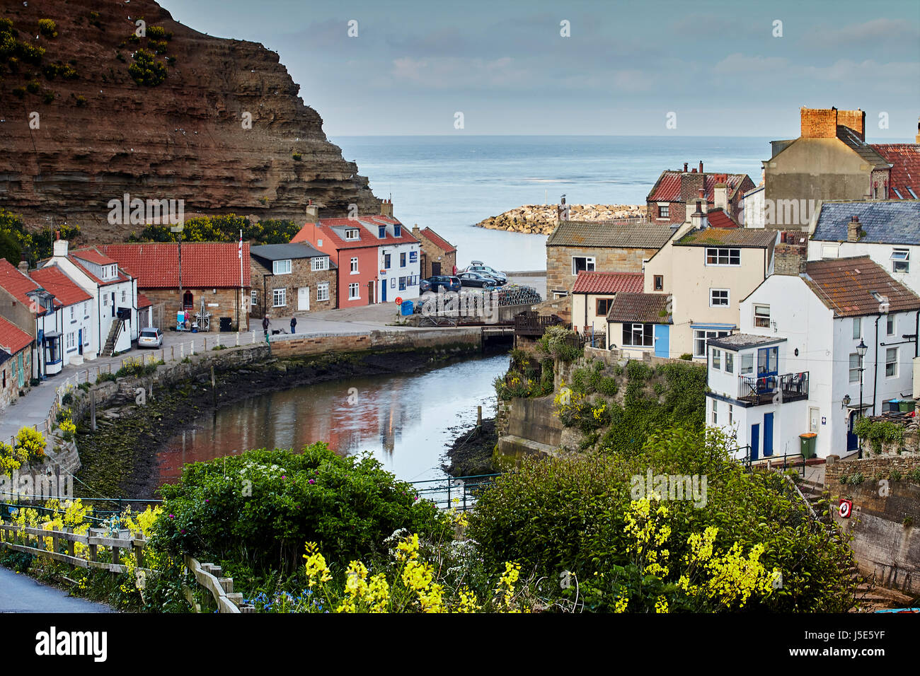 Staithes, North Yorkshire coast villaggio di pescatori in sera luce estiva. Foto Stock