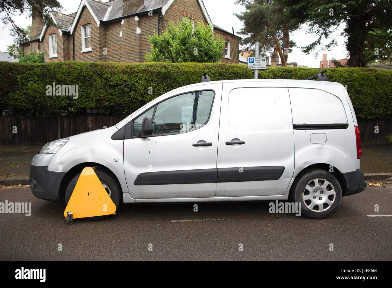 Sequestrato il veicolo parcheggiato su strada con il veicolo dotato di antiavviamento (a morsetto di bloccaggio di ruota) da parte delle autorità locali, Merton, a sud-ovest di Londra, Regno Unito Foto Stock