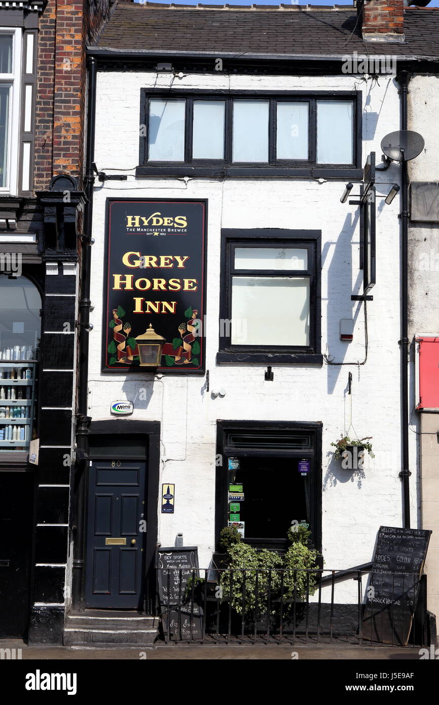 Il cavallo grigio Inn, un ristretto pubblico di vecchia casa con unico caratteristiche architettoniche, nel centro della città di Manchester, UK. Foto Stock
