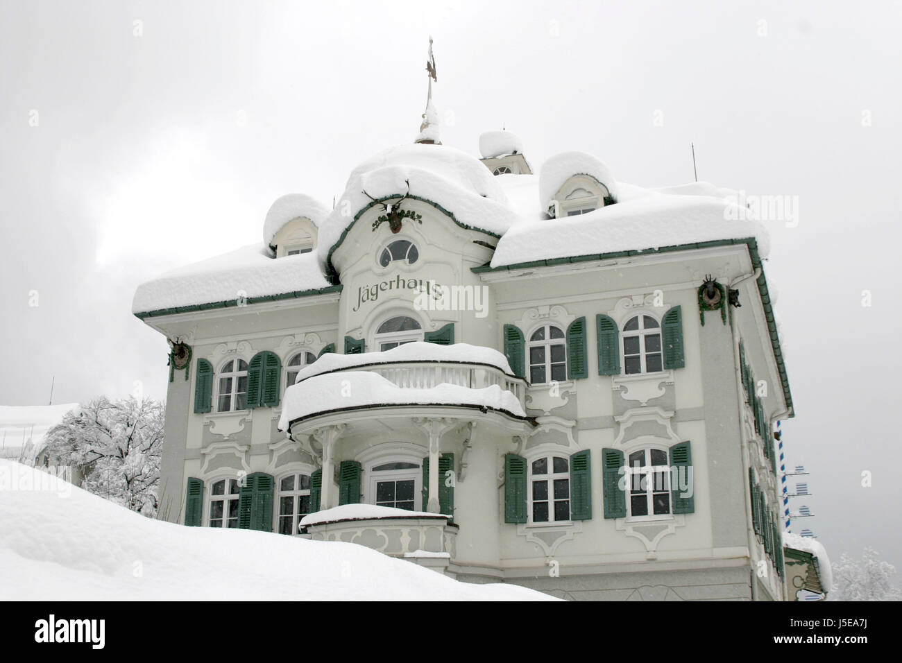 Inverno Baviera frost ghiaccio congelato neve hotel acqua di sale mare oceano fssen acqua Foto Stock