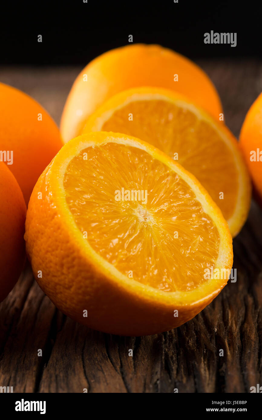 Un bunc di arance seduto su una tavola in legno rustico. Foto Stock