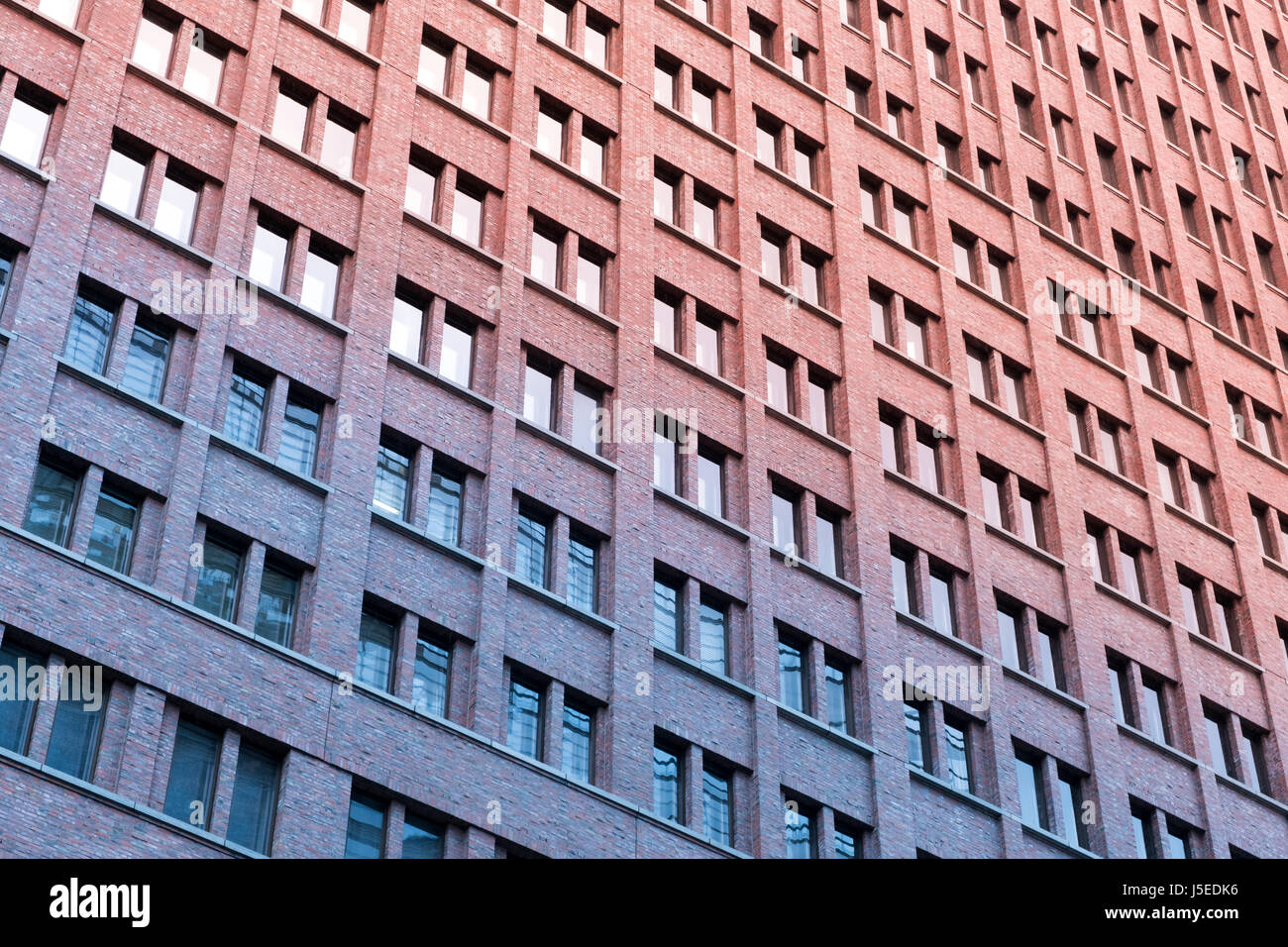 Alto edificio in mattoni della facciata - modello di finestra Foto Stock