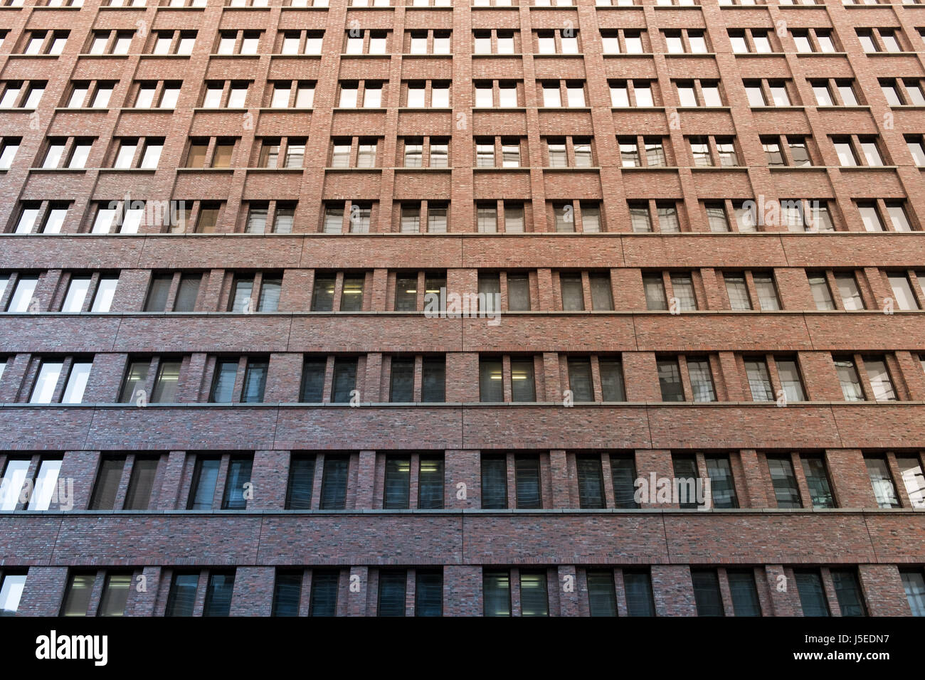 Alto edificio in mattoni della facciata - modello di finestra Foto Stock