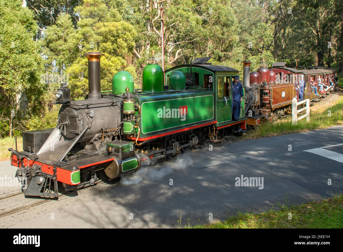 Il Puffing Billy 6A a scuola di attraversamento stradale, Melbourne, Victoria, Australia Foto Stock