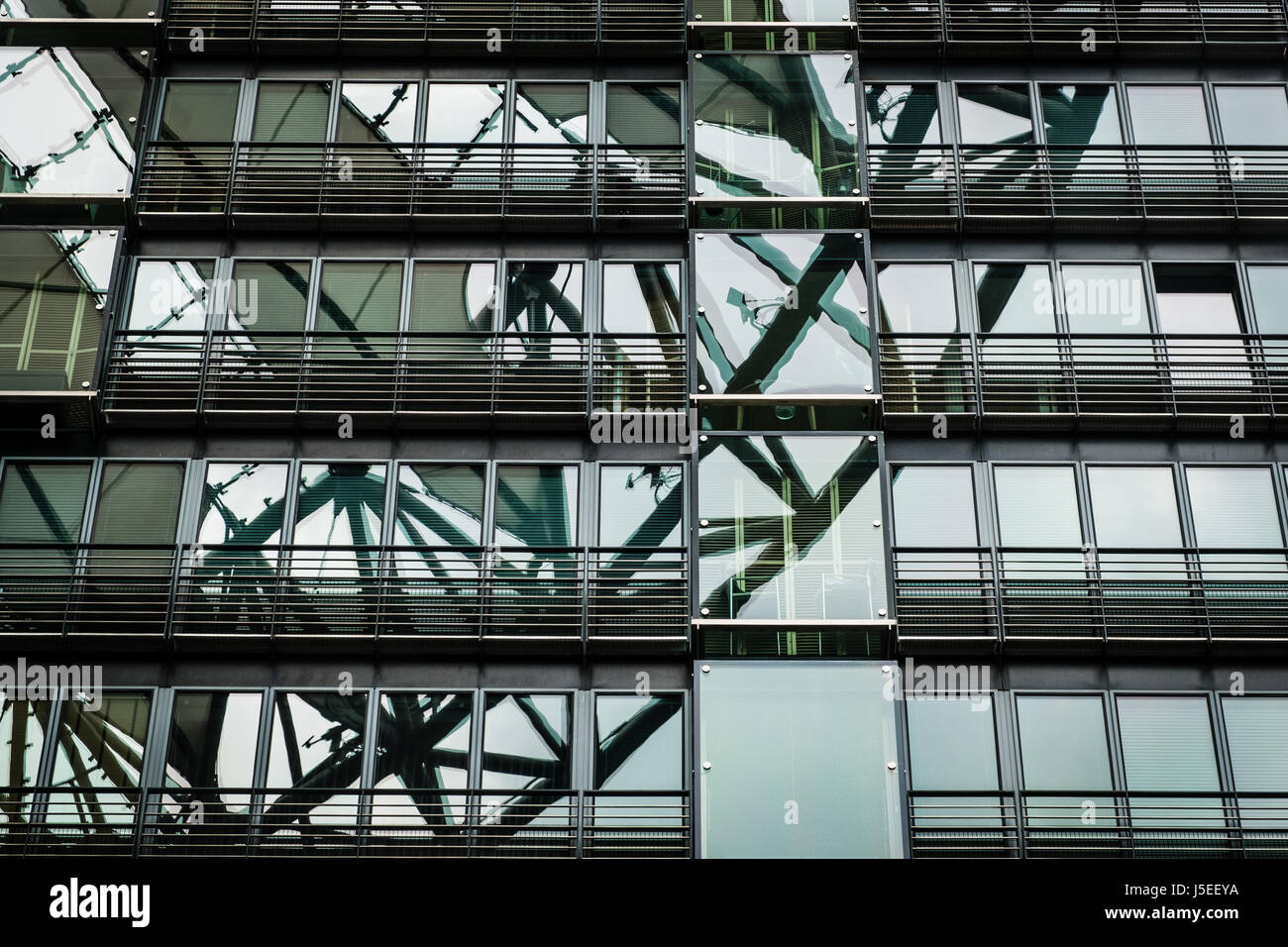 Berlino, Germania - 16 maggio 2017: moderno edificio bffice dettaglio del Sony Center di Potsdamer Platz a Berlino, Germania Foto Stock