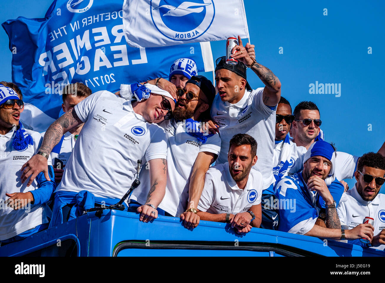 I giocatori da Brighton e Hove Albion FC prendere parte in un Autobus Aperto sul Tetto Parade celebra il club promozione per la Premier League, Brighton, Regno Unito Foto Stock