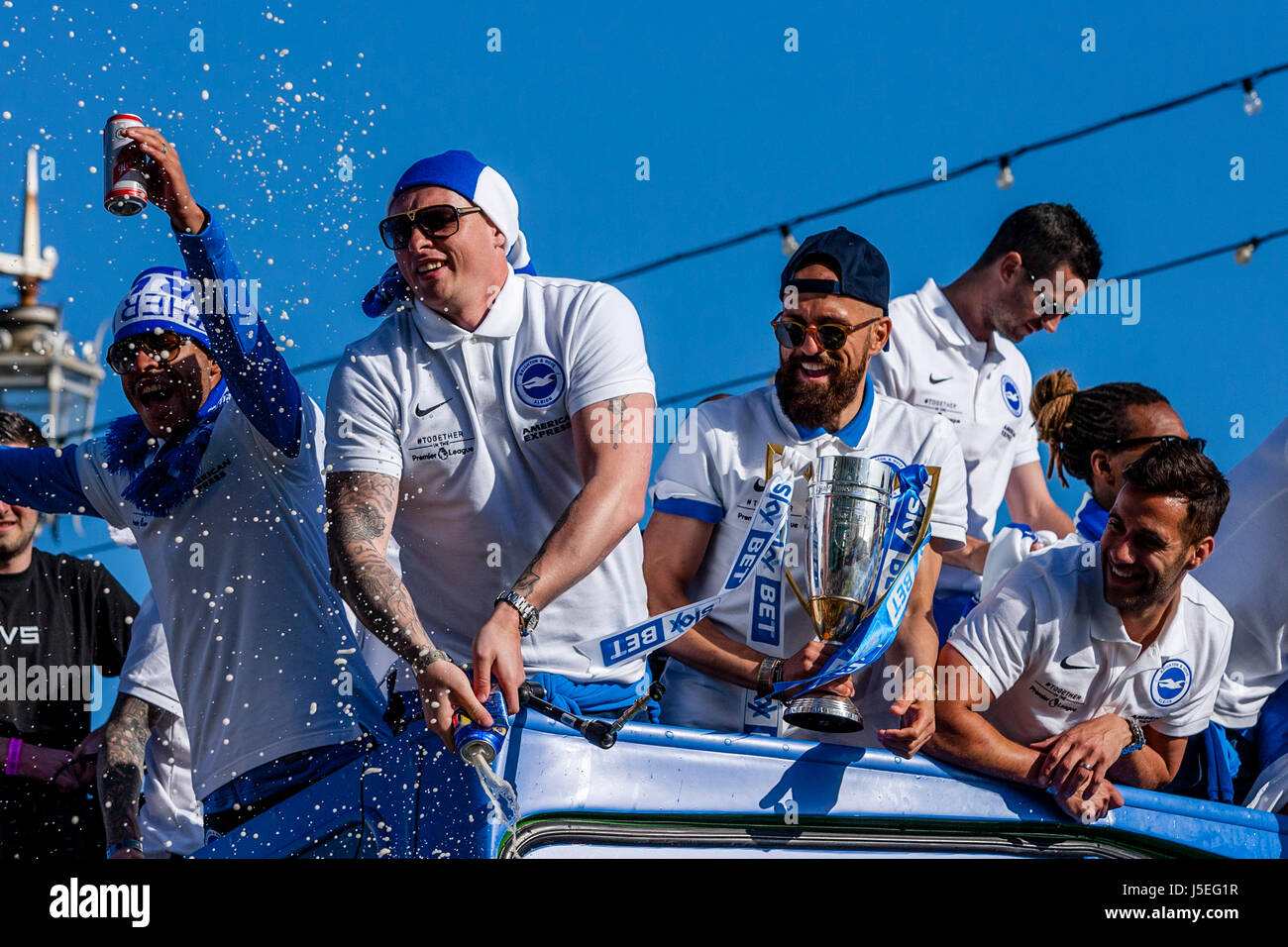 I giocatori da Brighton e Hove Albion FC prendere parte in un Autobus Aperto sul Tetto Parade celebra il club promozione per la Premier League, Brighton, Regno Unito Foto Stock