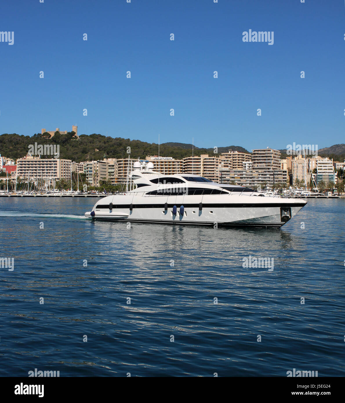 Immagine - Motor Superyacht "Storm" (Mangusta , Overmarine ) + storico castello di Belver - durante il combinato di Palma International Boat Show 2017, Palma. Foto Stock