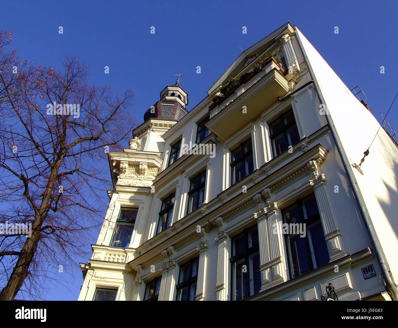 Blue House edificio torre costruire case city town alberi ad albero impianto finestra invernale Foto Stock