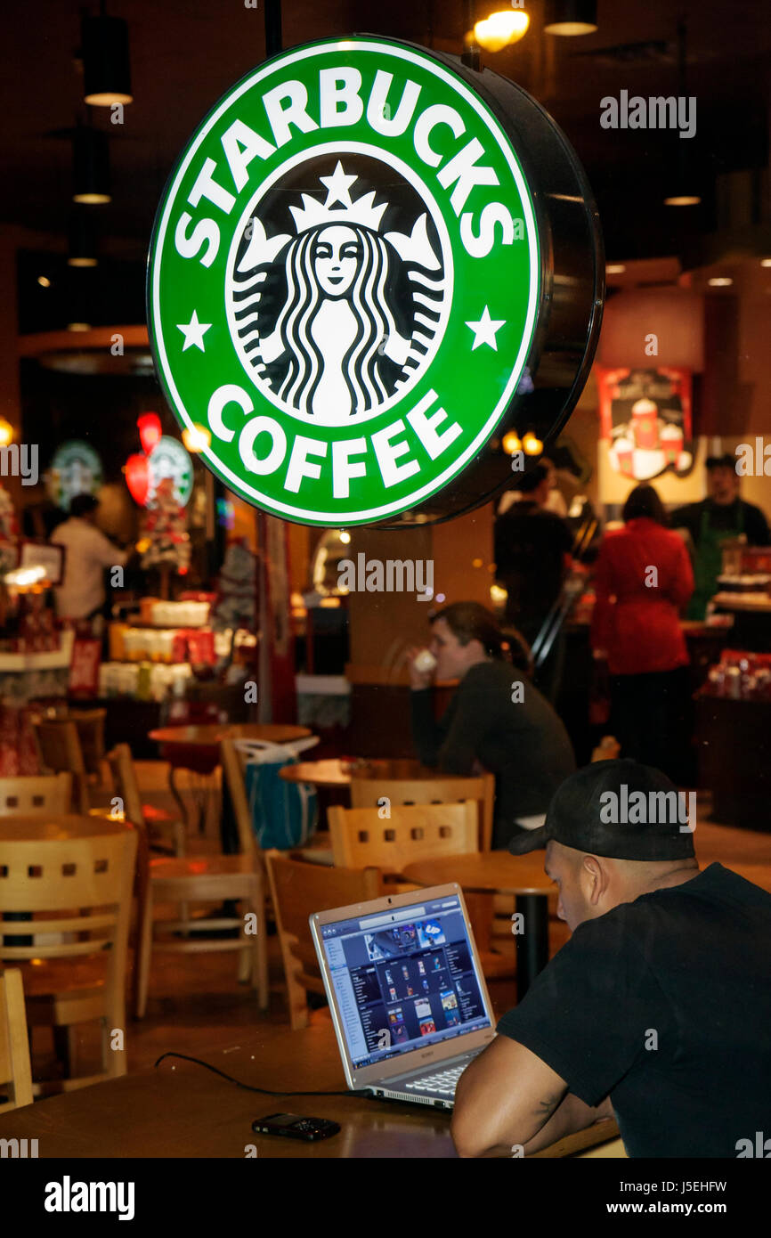 Georgia Savannah, quartiere storico, Broughton Street, caffè, Starbucks Coffee, barista, caffetteria, negozio vetrina, azienda, catena, logo, uomo uomini maschio adulto Foto Stock