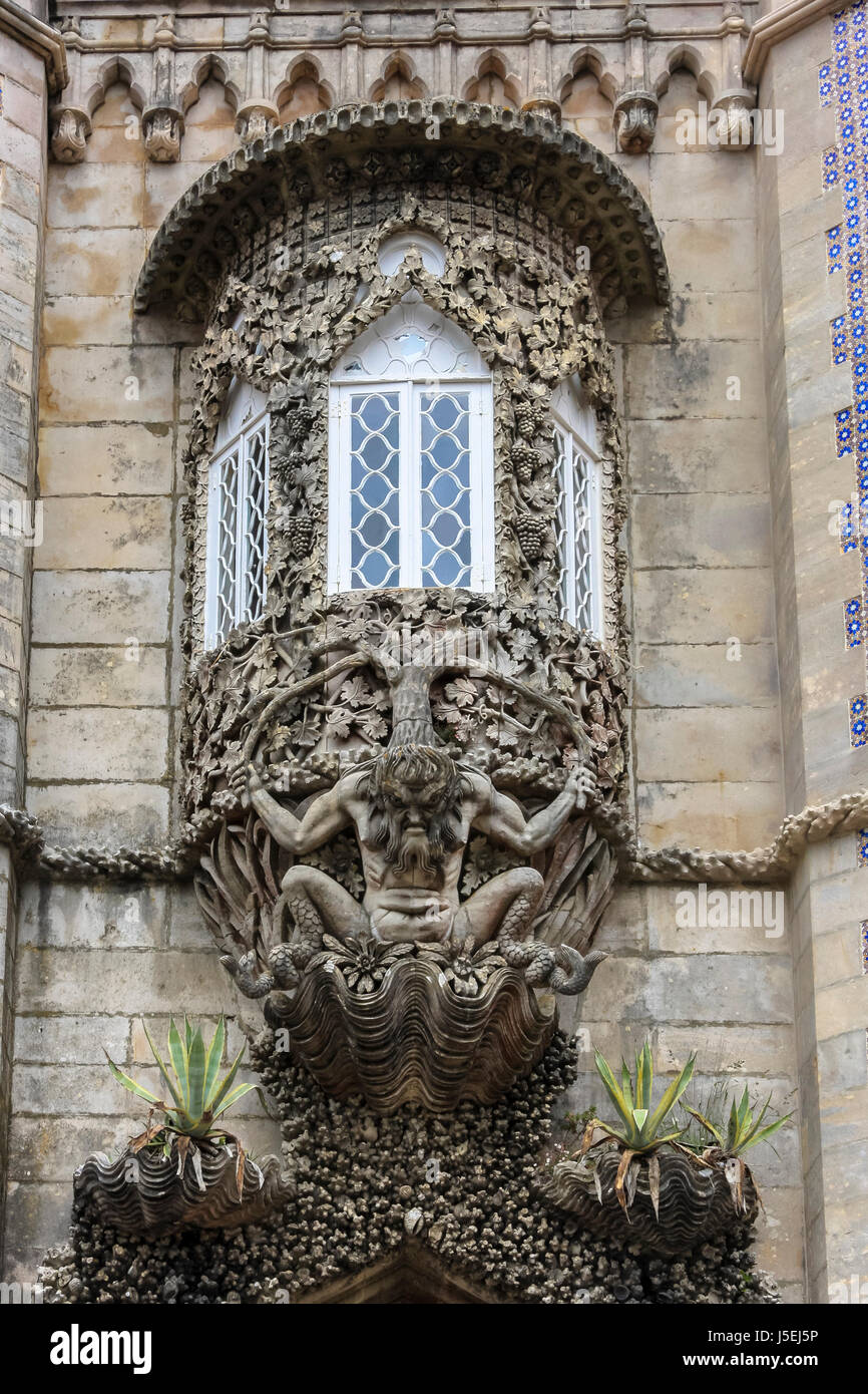 Progettazione di dettaglio e scultura di newt (mitica creatura) sopra la porta di ingresso per la pena Palazzo Nazionale di Sintra, Sintra, Portogallo Foto Stock