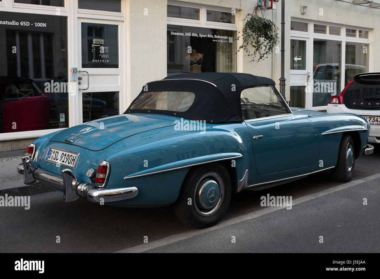 Berlino, 5 maggio: Vintage Mercedes Benz 190 SL Cabriolet dal 50s - 60s - Lato Vista posteriore - parcheggiata nel distretto Mitte di Berlino il 5 maggio 2017. Foto Stock